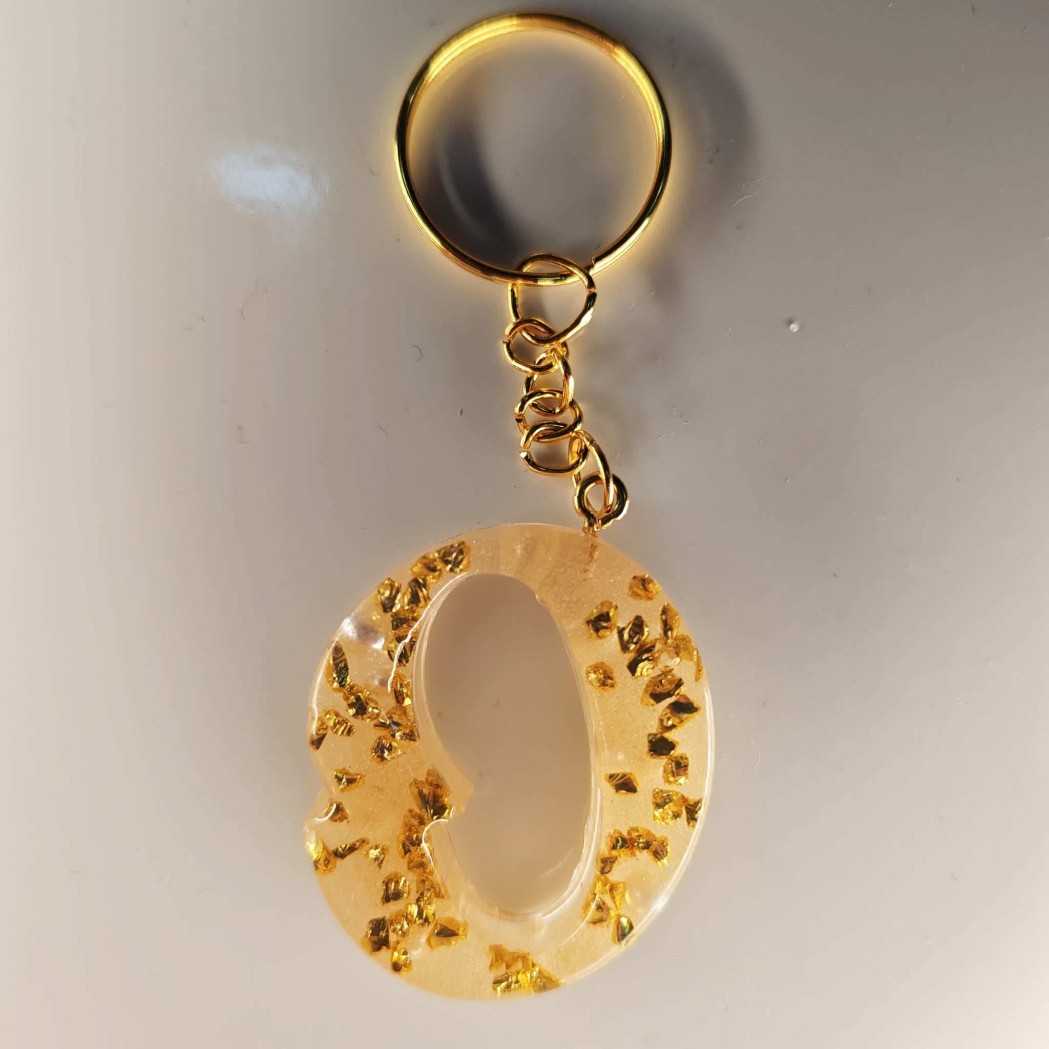 ✨ Porta chaves Letra Q em Resina Pérola com Flocos Dourados — 5,00 € — PORTES GRÁTIS