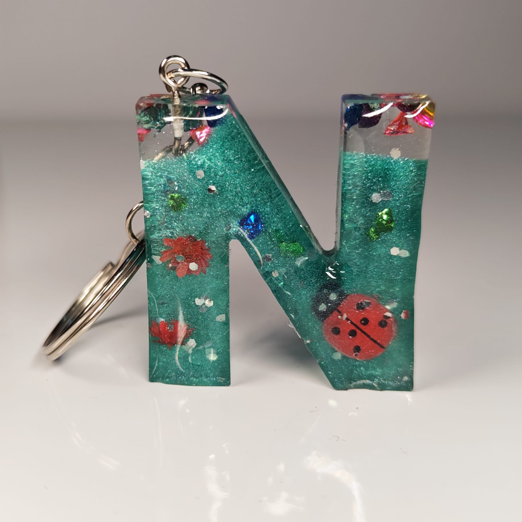 ✨ Porta chaves Letra N com Joaninha, Flores e Brilho em Resina — 5,00 € — PORTES GRÁTIS