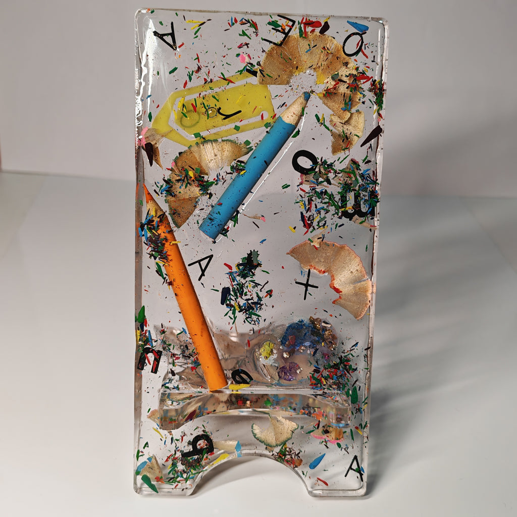 Suporte de Telemóvel em Resina – Edição “Sala de Aulas Criativa” - 20,00 €