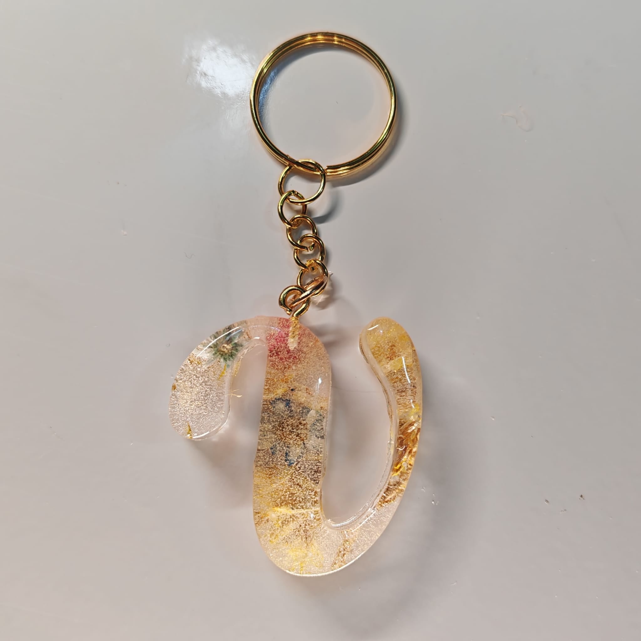 Porta-chaves Letra V – Flores Secas Douradas & Toque Floral - 5,00 € - PORTES GRÁTIS