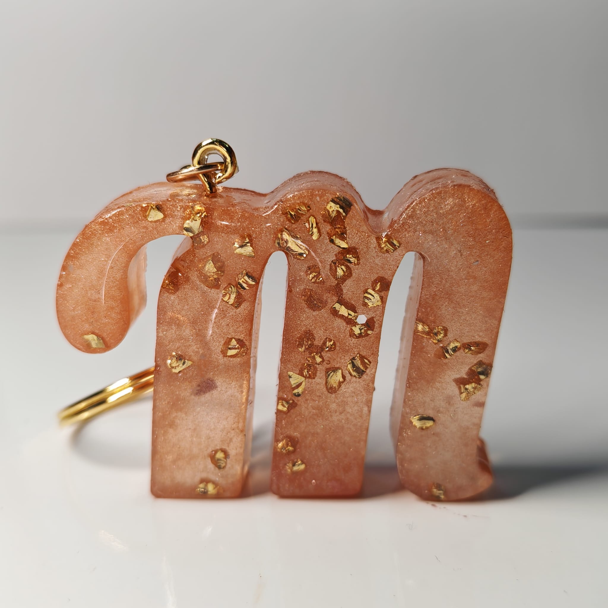 Porta-chaves Letra M – Rosa Pêssego com Flocos Dourados - 5,00 € - PORTES GRÁTIS