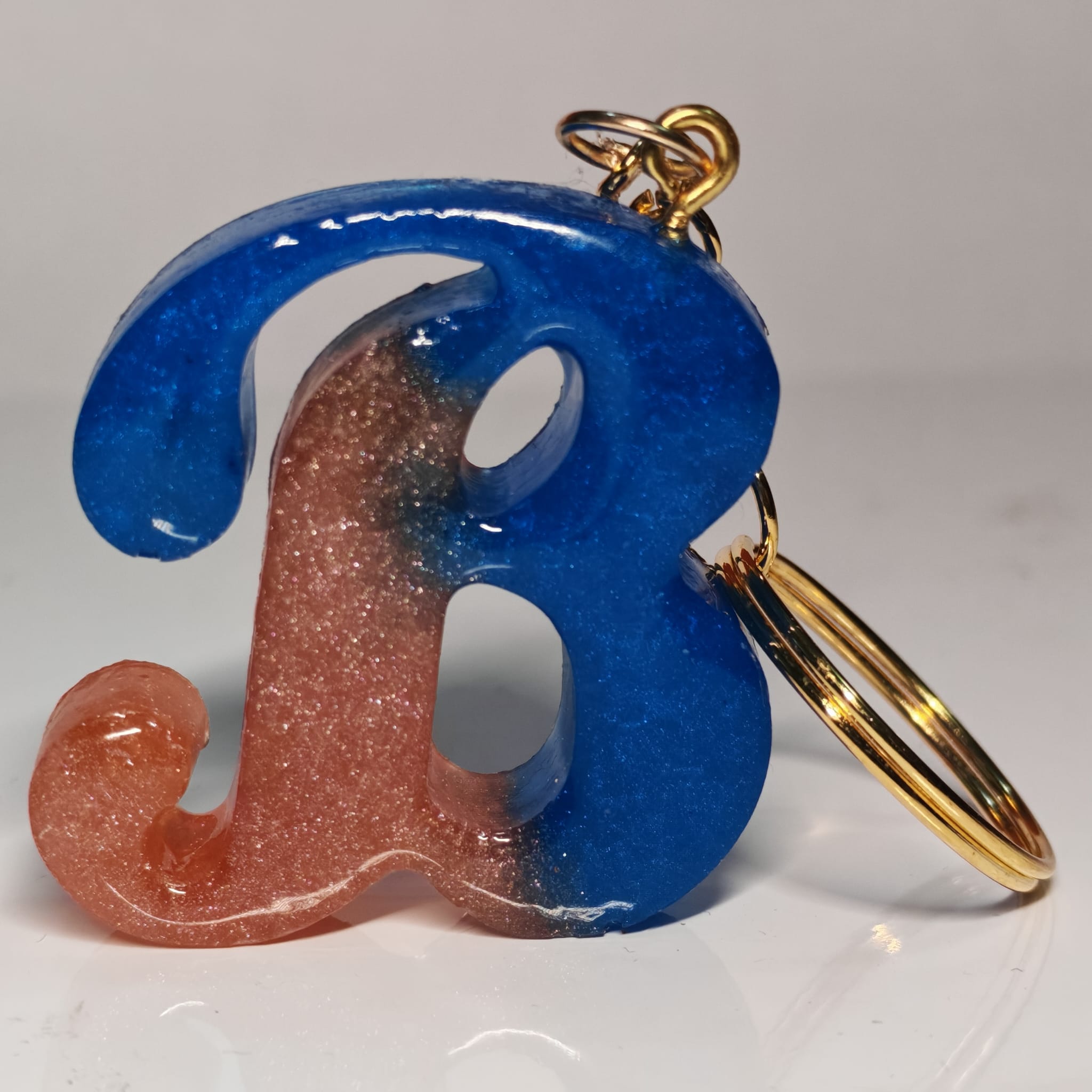 Porta-chaves Letra B em Resina – Azul & Rosa com Brilho Perolado - 5,00 € - PORTES GRÁTIS