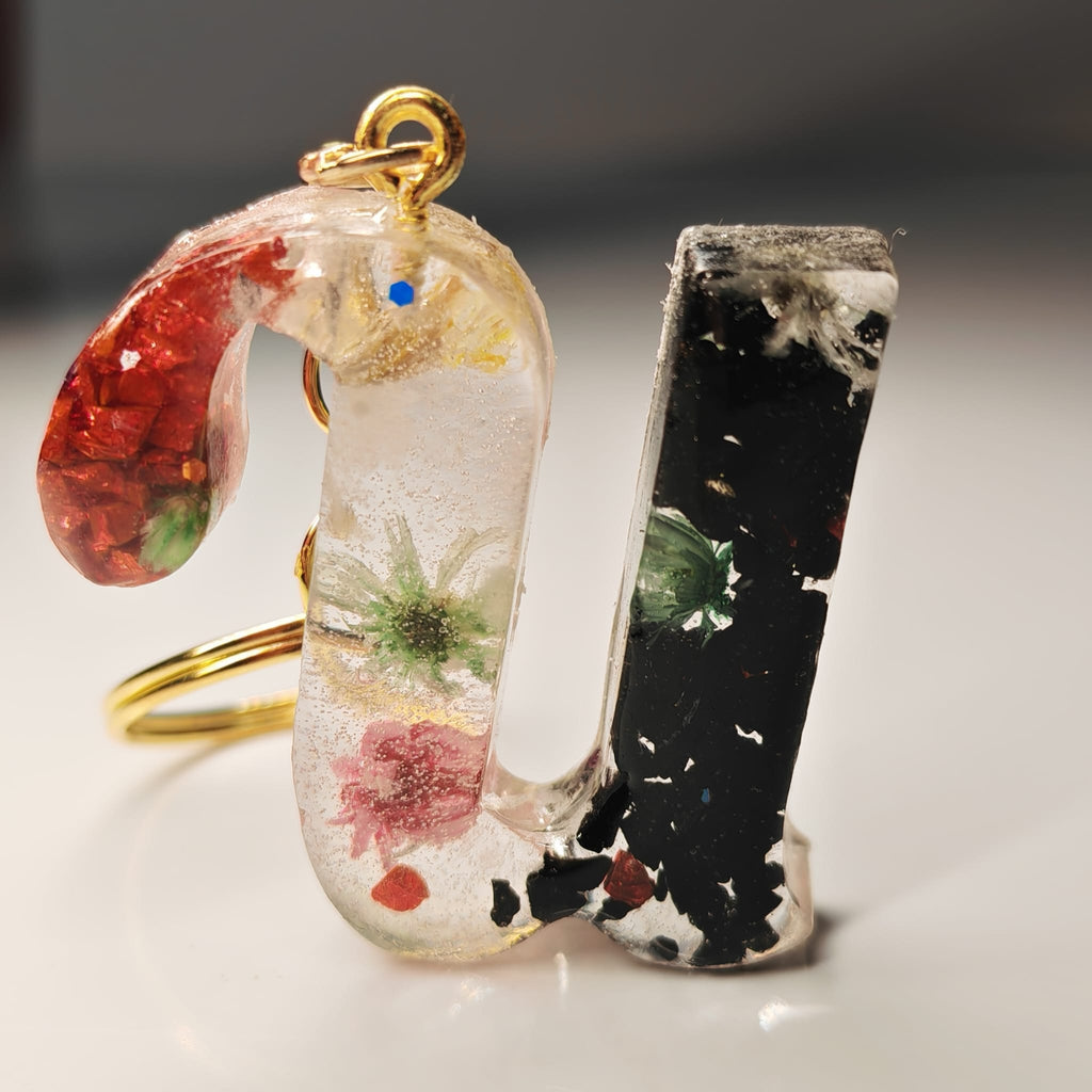 Porta-chaves Letra U – Preto & Transparente com Flores Naturais - 5,00 € - PORTES GRÁTIS