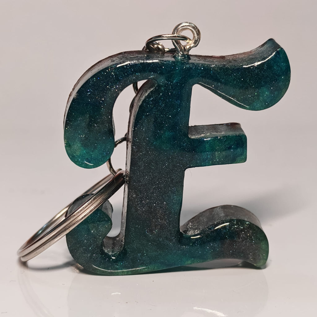 Porta-chaves Letra E em Resina – Tons Verde Profundo - 5,00 € - PORTES GRÁTIS