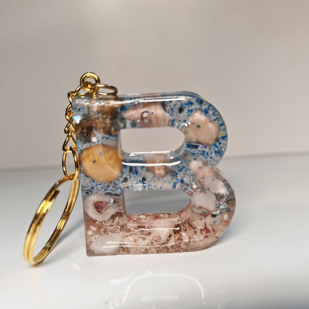 Porta-chaves Letra B em Resina – Areia e Búzios Naturais - 6,50 € - PORTES GRÁTIS