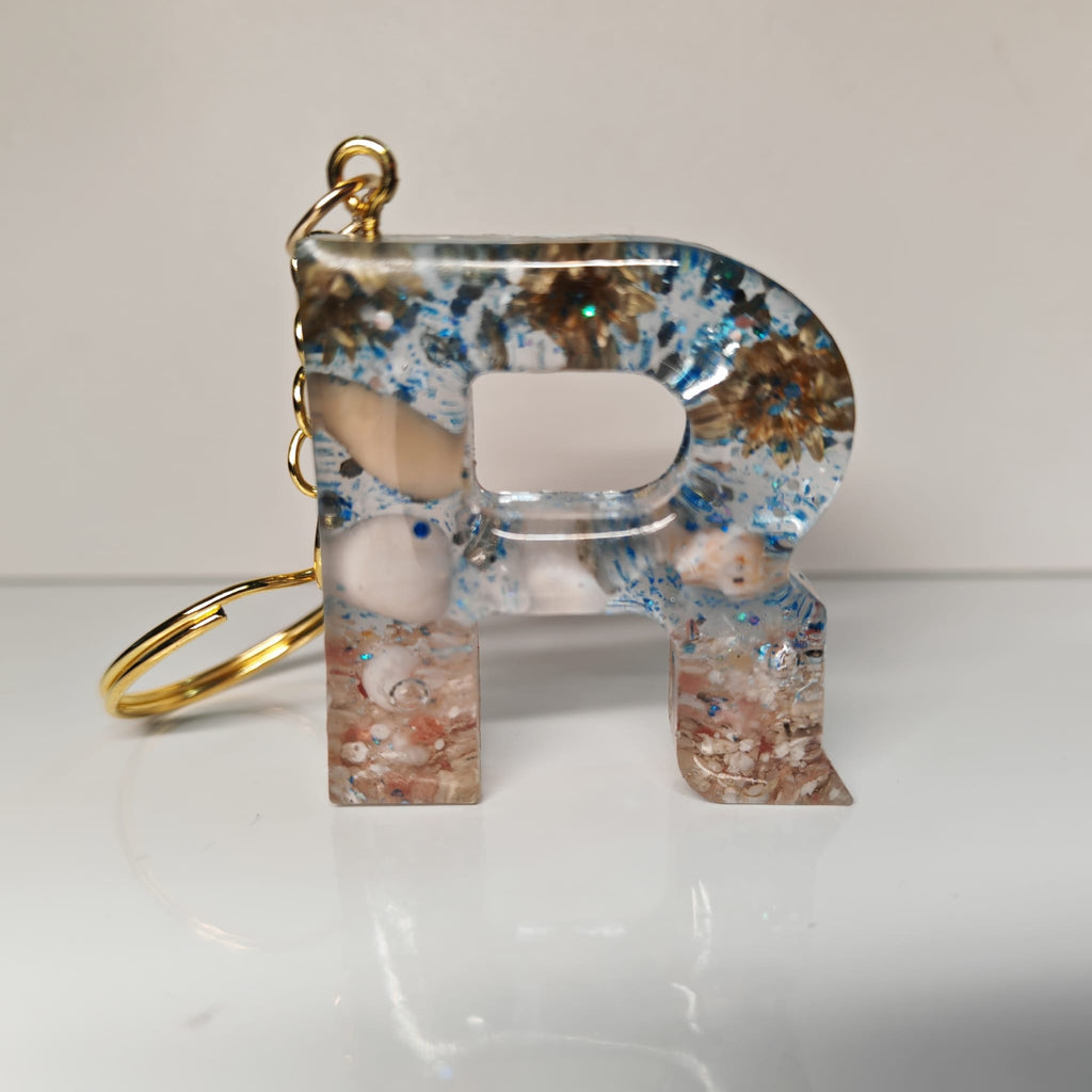 Porta-Chaves Letra R em Resina – Areia e Búzios Naturais - 6,50 € - PORTES GRÁTIS