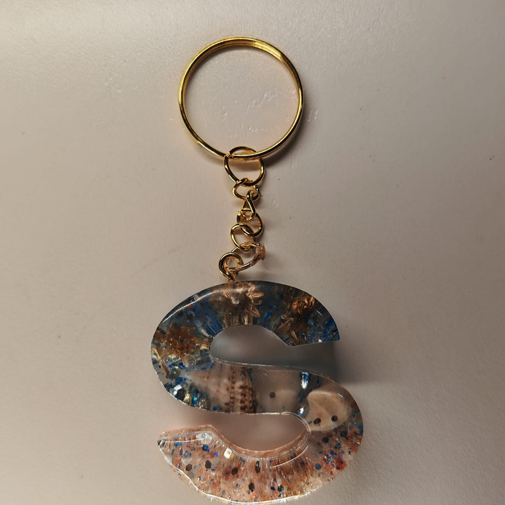 Porta-chaves Letra S em Resina com Areia e Búzios – 6,50 € – PORTES GRÁTIS