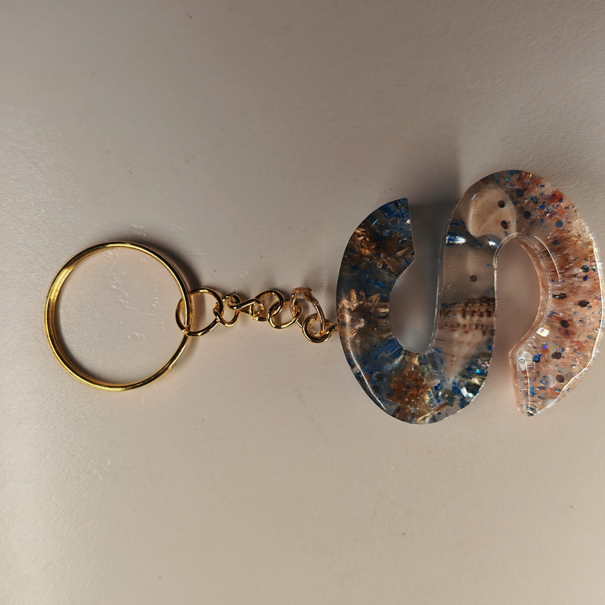 Porta-chaves Letra S em Resina com Areia e Búzios – 6,50 € – PORTES GRÁTIS