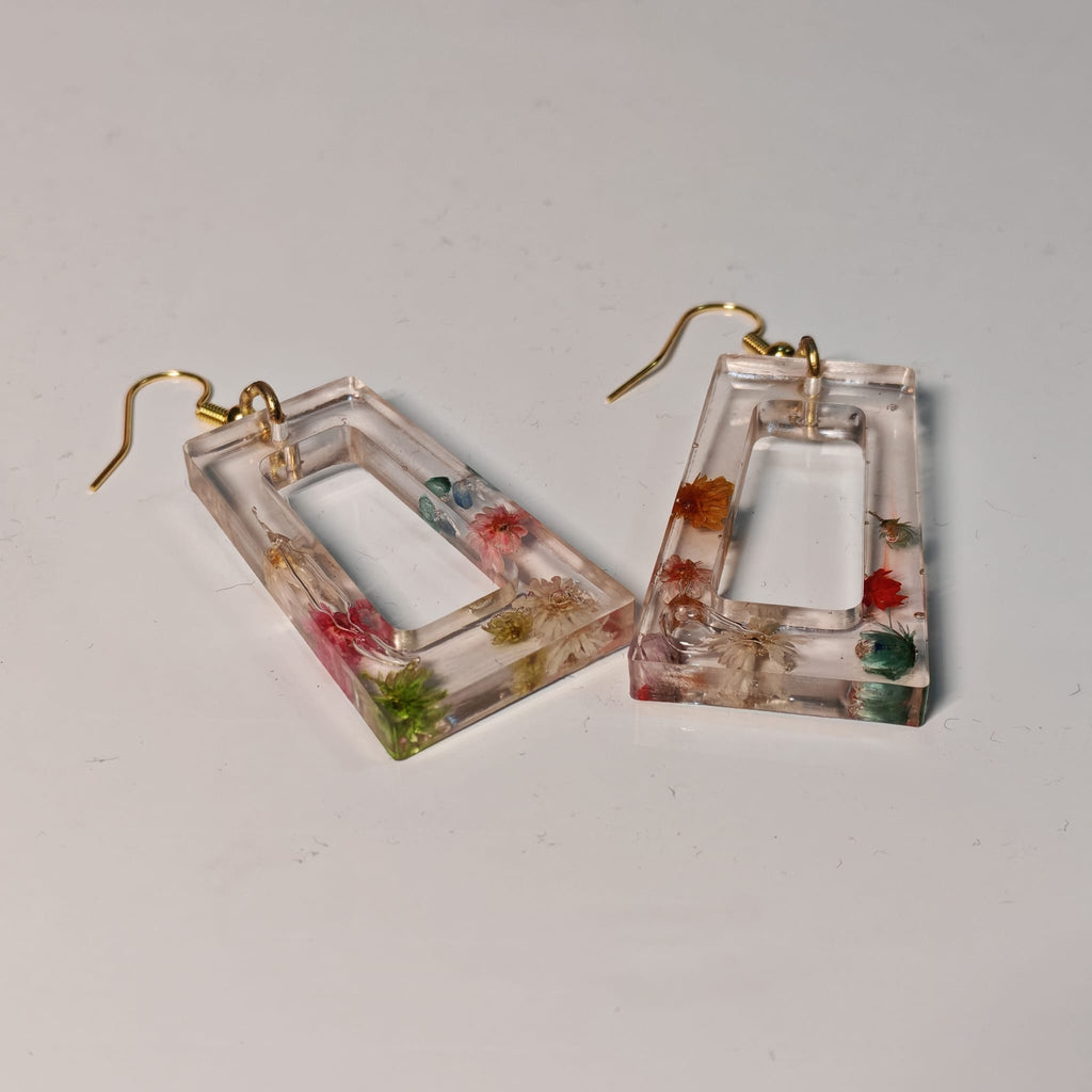 🌼 Conjunto Porta chaves Letra S e Brincos em Resina com Flores Naturais - 8,00 € - PORTES GRÁTIS