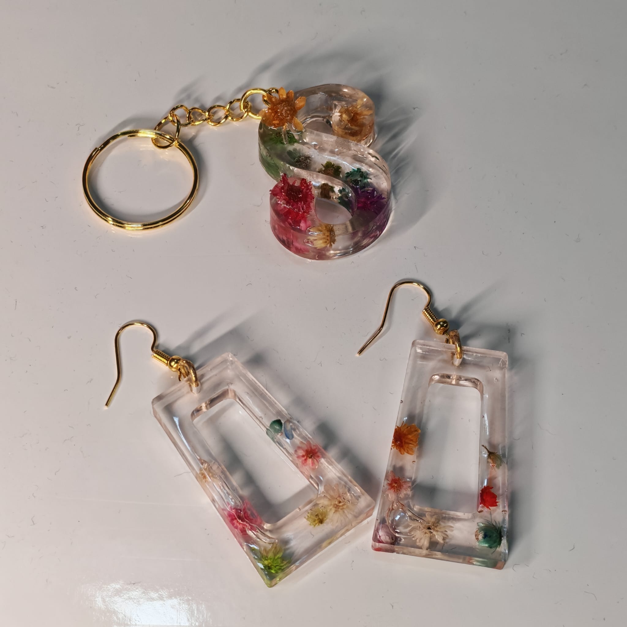 🌼 Conjunto Porta chaves Letra S e Brincos em Resina com Flores Naturais - 8,00 € - PORTES GRÁTIS