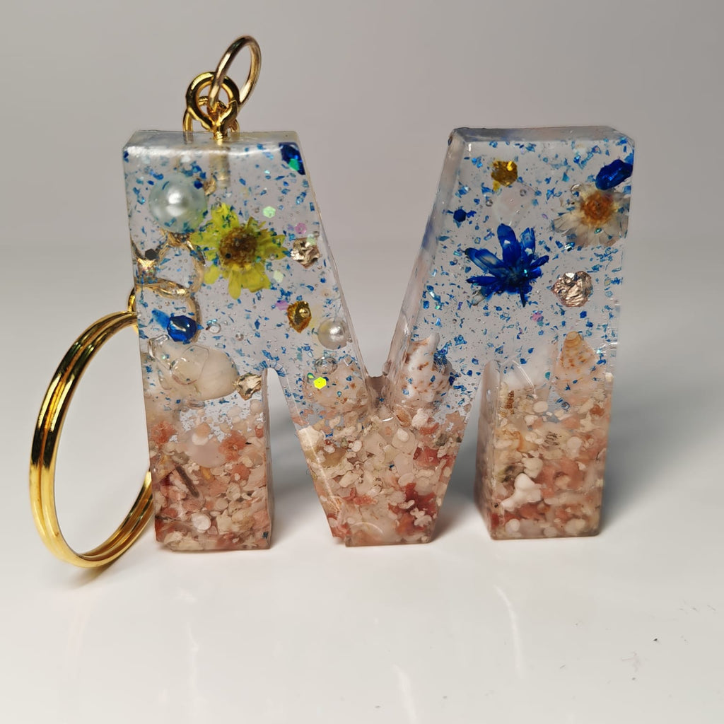 Porta-chaves Letra M em Resina com Areia e Búzios – 6,50 € – PORTES GRÁTIS