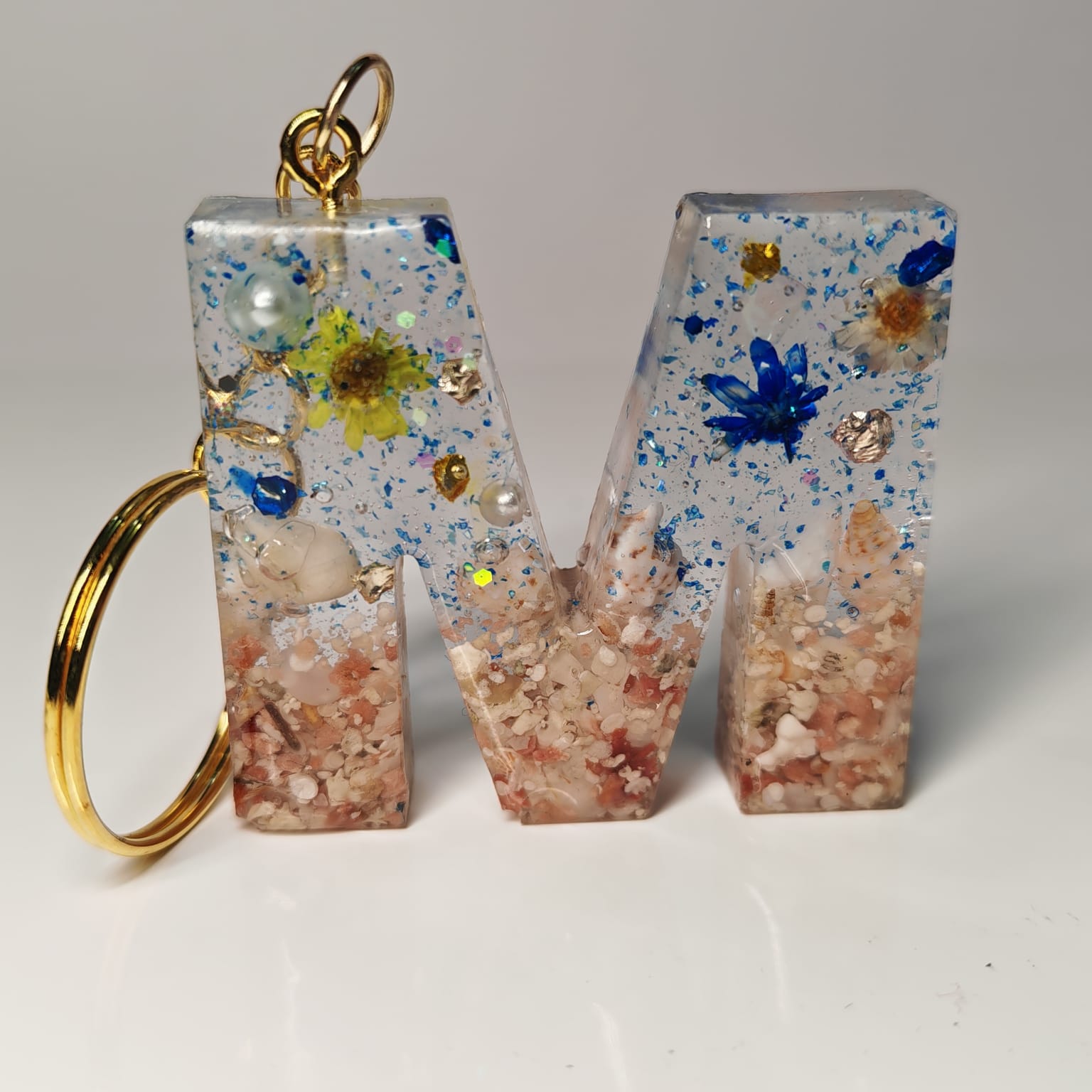 Porta-chaves Letra M em Resina com Areia e Búzios – 6,50 € – PORTES GRÁTIS