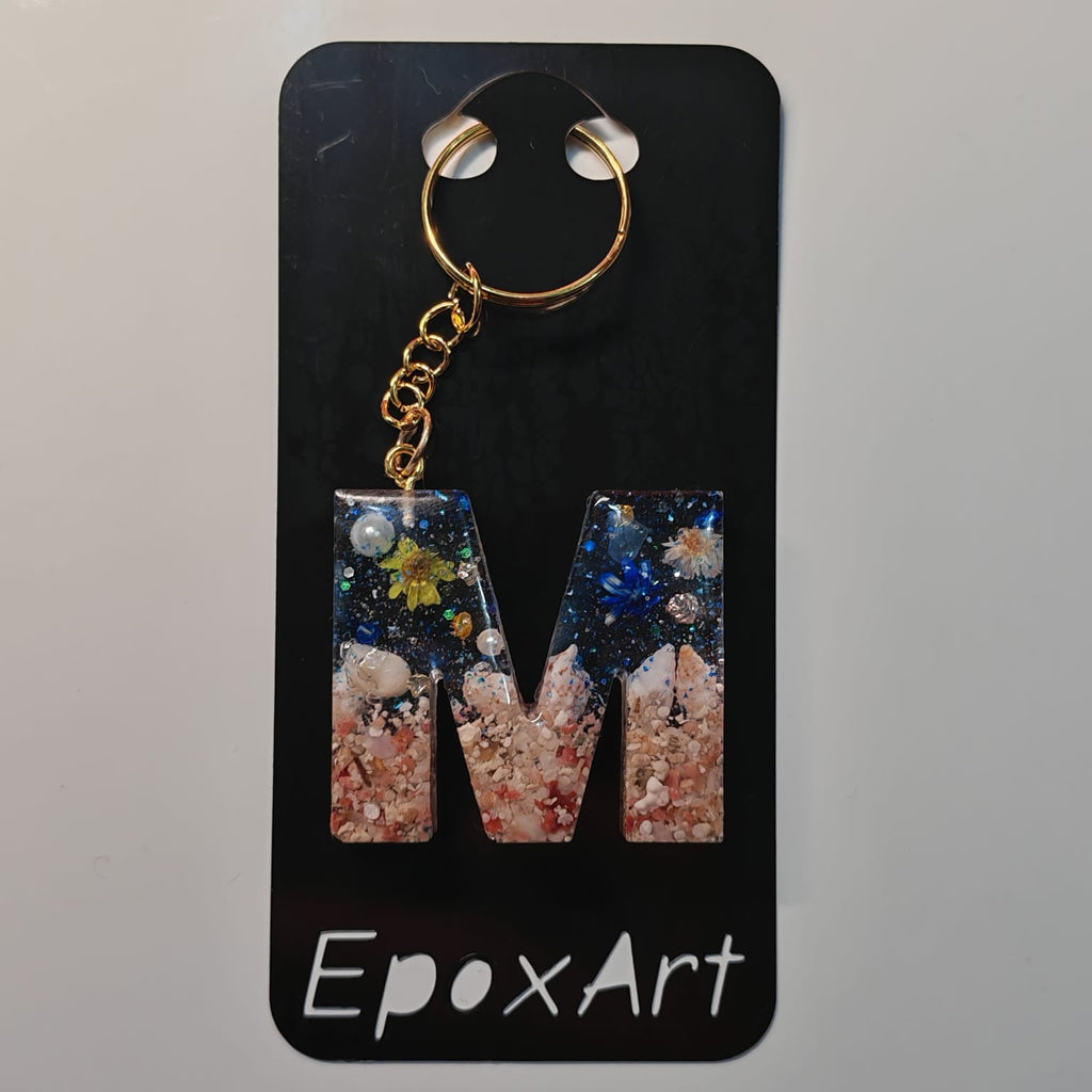 Porta-chaves Letra M em Resina com Areia e Búzios – 6,50 € – PORTES GRÁTIS