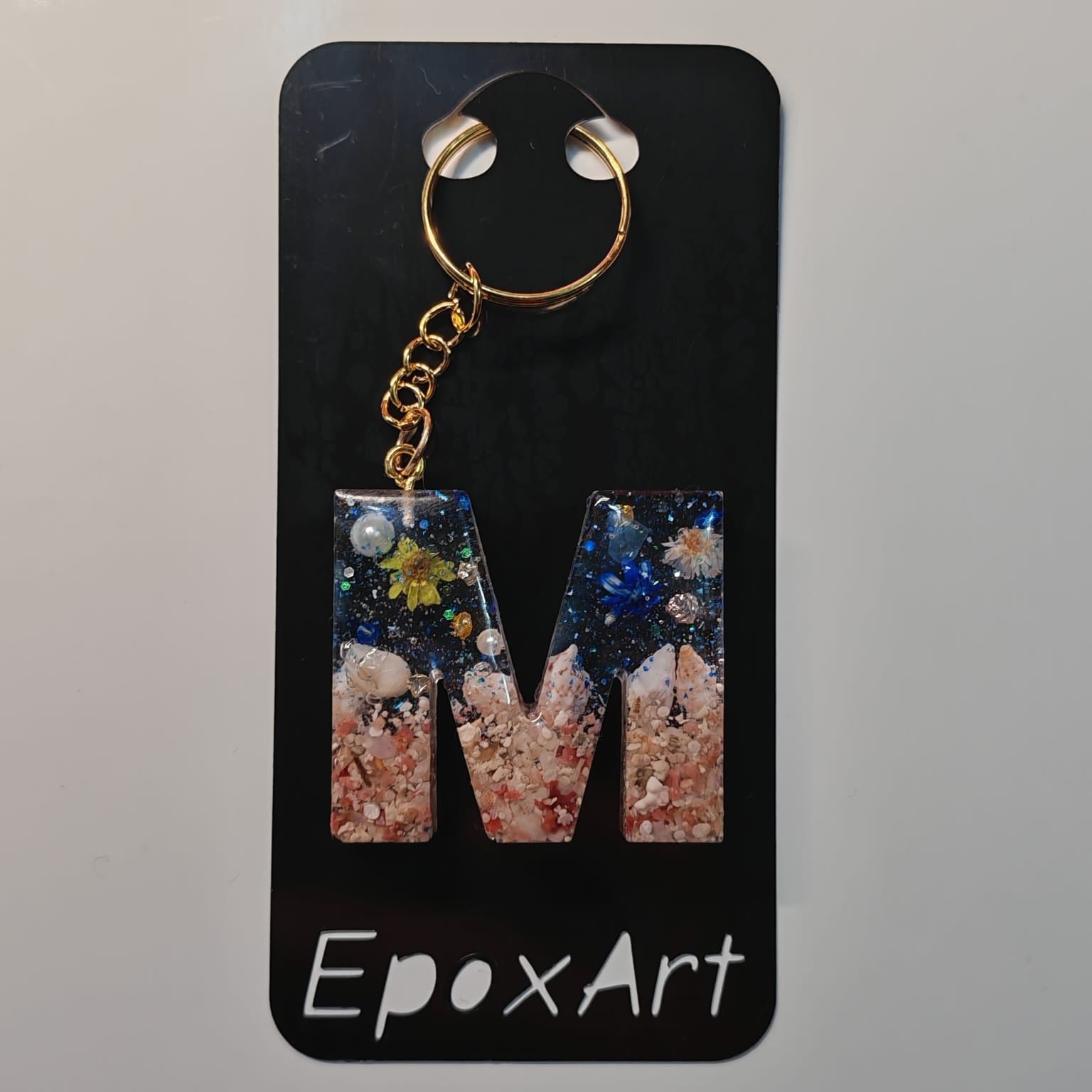 Porta-chaves Letra M em Resina com Areia e Búzios – 6,50 € – PORTES GRÁTIS