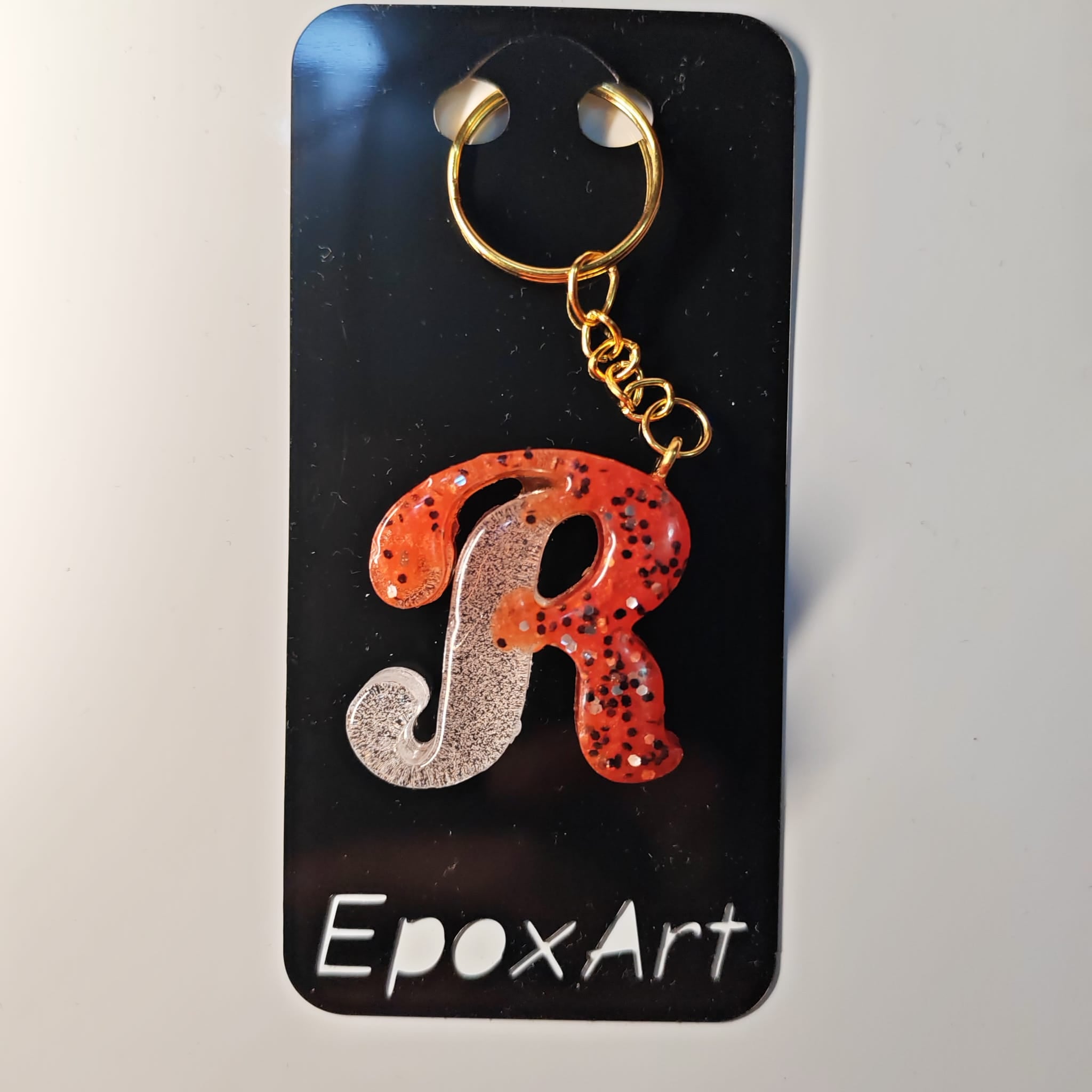 ✨ Porta chaves Letra R em Resina Bicolor com Glitter — 5,00 € — PORTES GRÁTIS