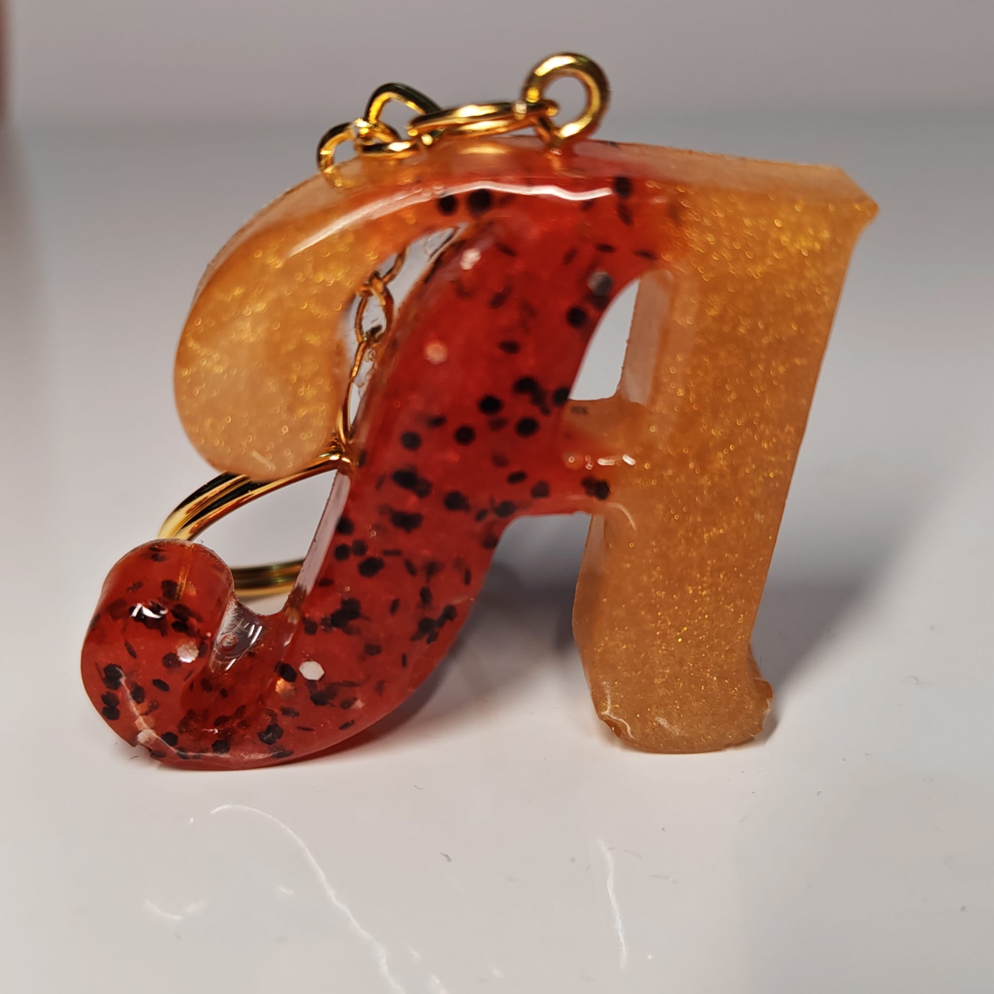 ✨ Porta chaves Letra A em Resina com Efeito Bicolor Ouro e Vermelho - 5,00 € - PORTES GRÁTIS