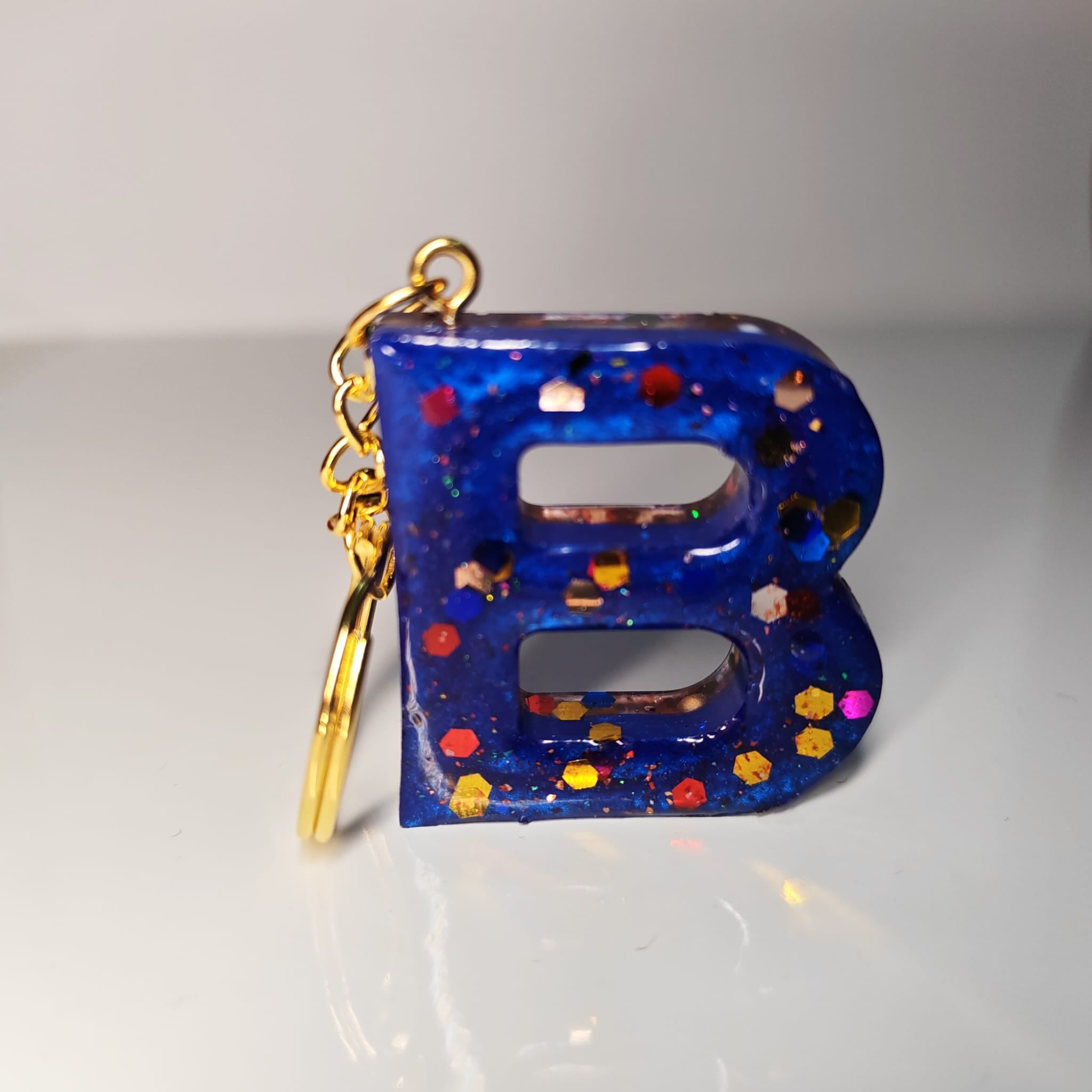 ✨ Porta chaves Letra B em Resina Azul com Glitter Colorido — 5,00 € — PORTES GRÁTIS