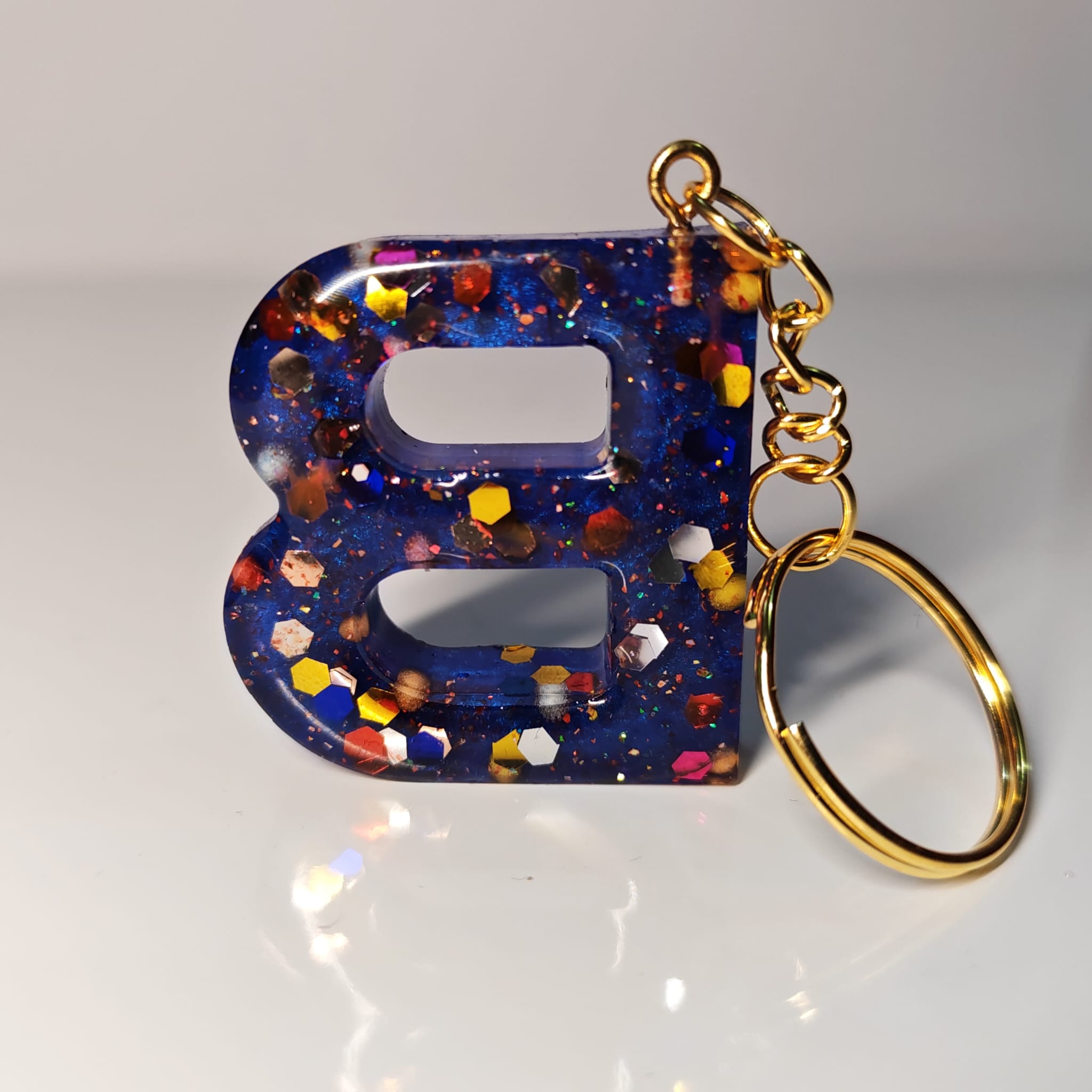 ✨ Porta chaves Letra B em Resina Azul com Glitter Colorido — 5,00 € — PORTES GRÁTIS