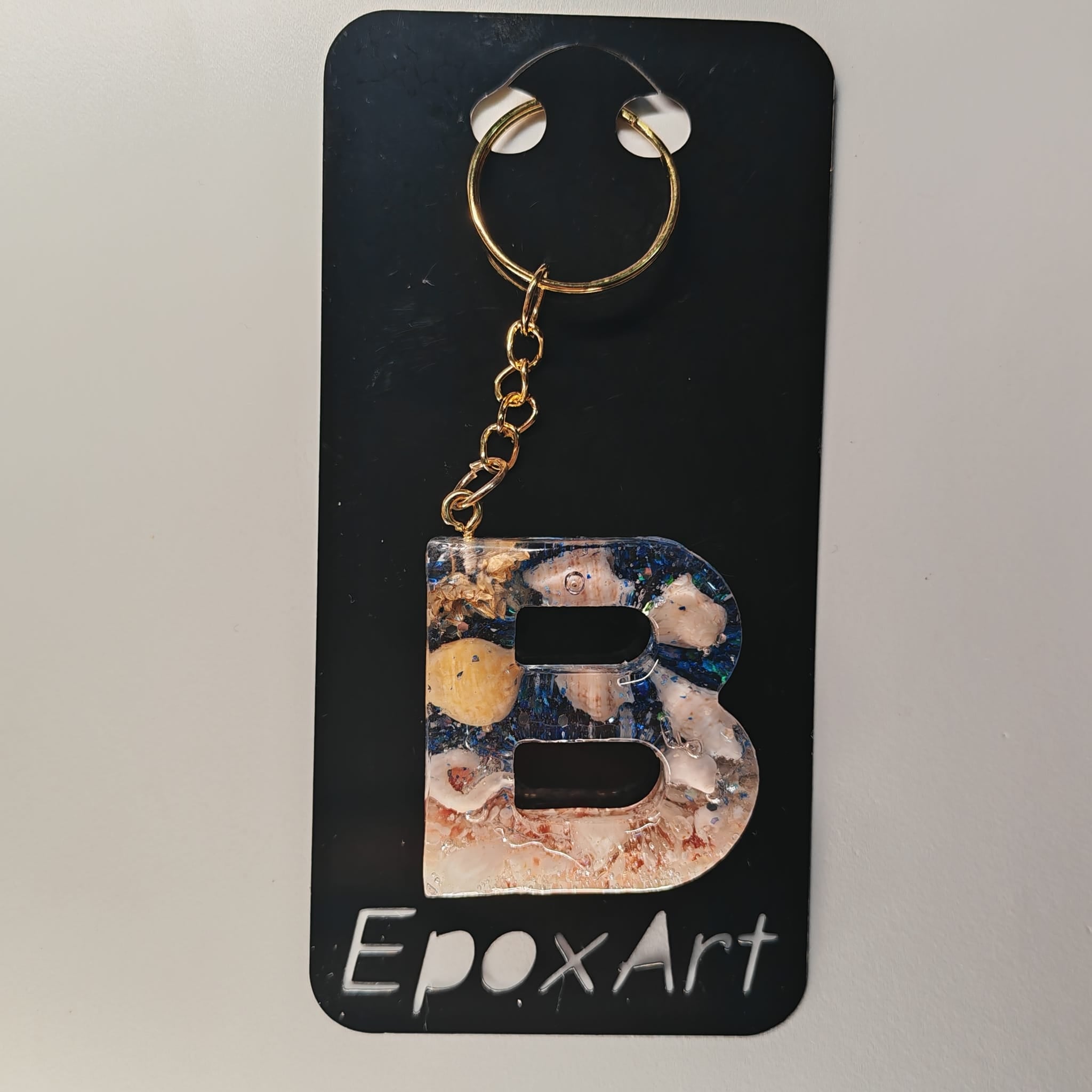 Porta-chaves Letra B em Resina – Areia e Búzios Naturais - 6,50 € - PORTES GRÁTIS