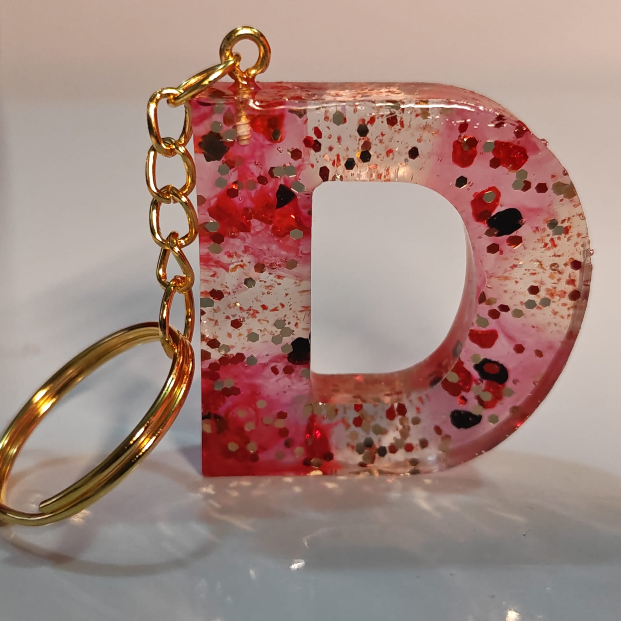 ✨ Porta chaves Letra D em Resina Rosa com Glitter Vermelho e Dourado — 5,00 € — PORTES GRÁTIS