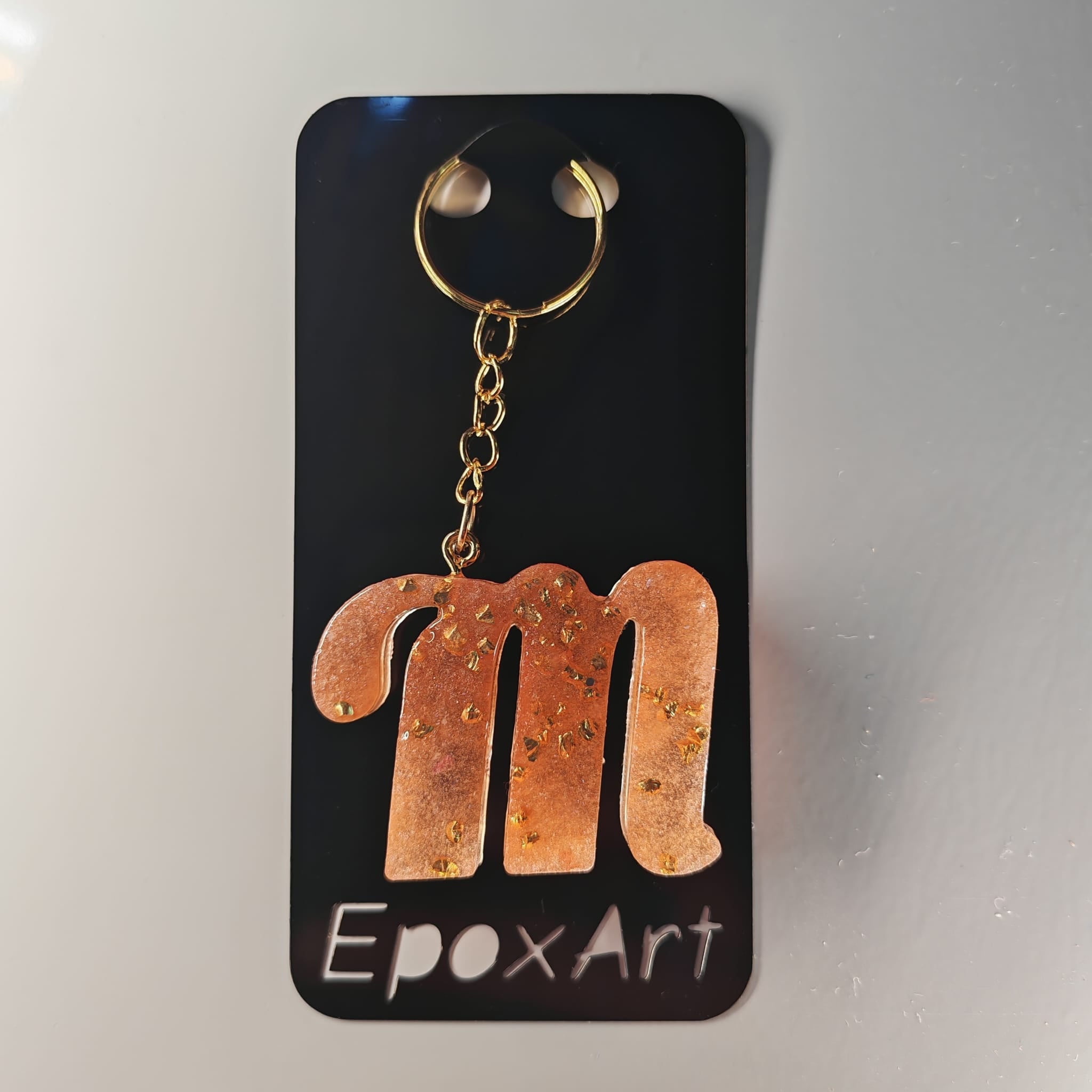 Porta-chaves Letra M – Rosa Pêssego com Flocos Dourados - 5,00 € - PORTES GRÁTIS