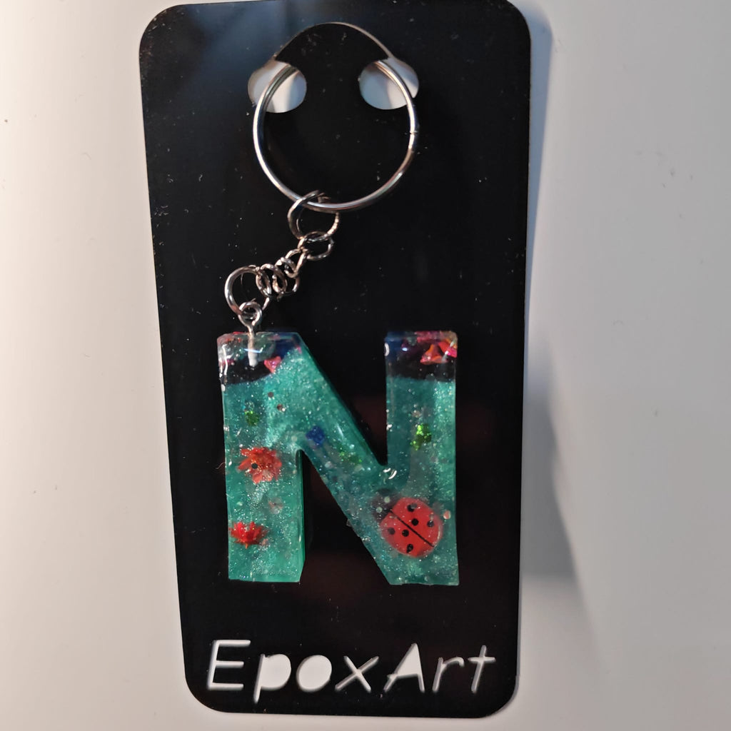 ✨ Porta chaves Letra N com Joaninha, Flores e Brilho em Resina — 5,00 € — PORTES GRÁTIS