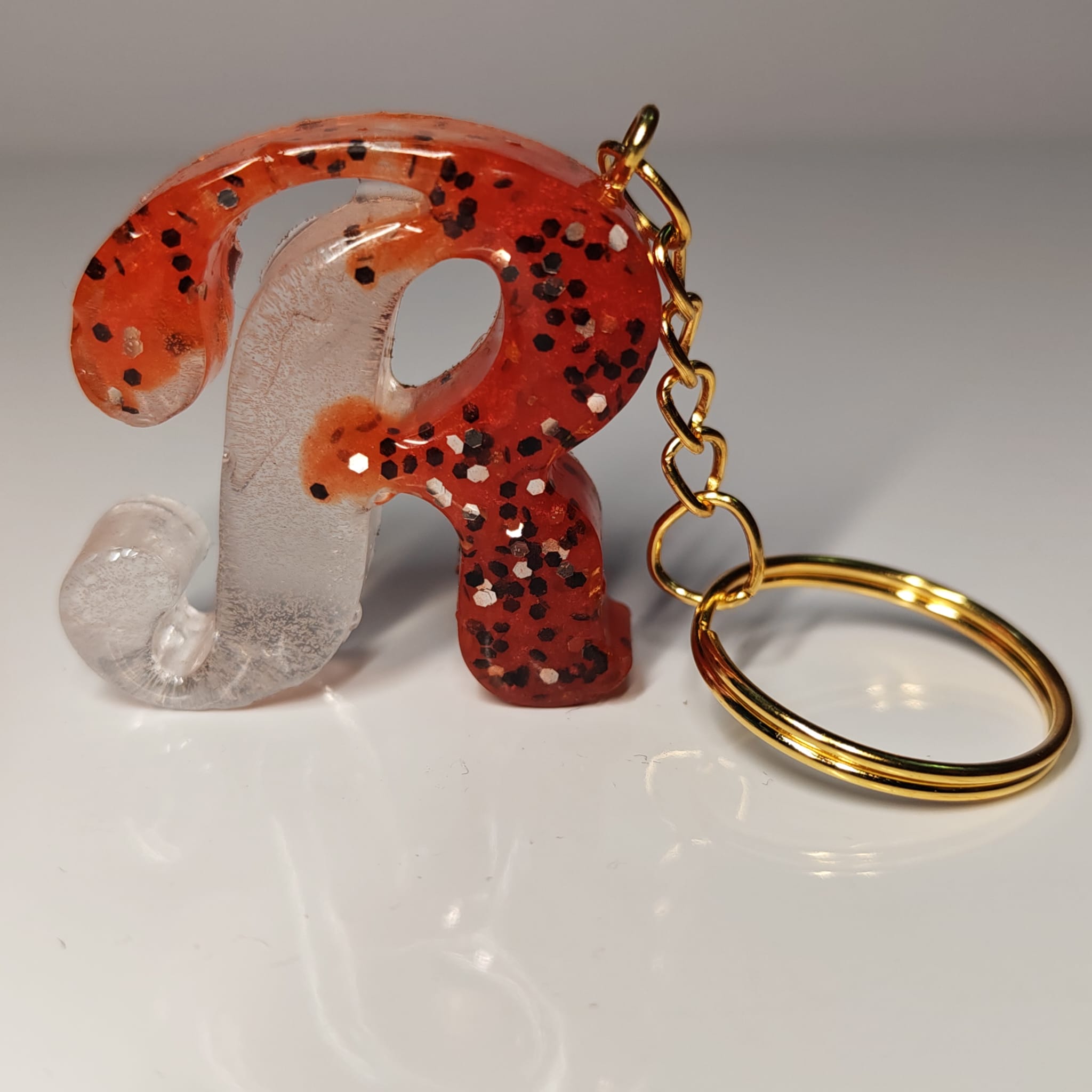 ✨ Porta chaves Letra R em Resina Bicolor com Glitter — 5,00 € — PORTES GRÁTIS