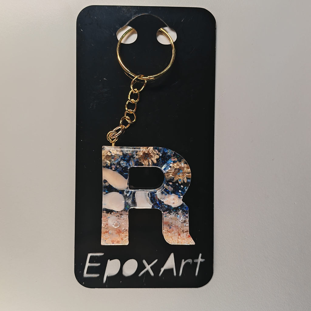 Porta-Chaves Letra R em Resina – Areia e Búzios Naturais - 6,50 € - PORTES GRÁTIS