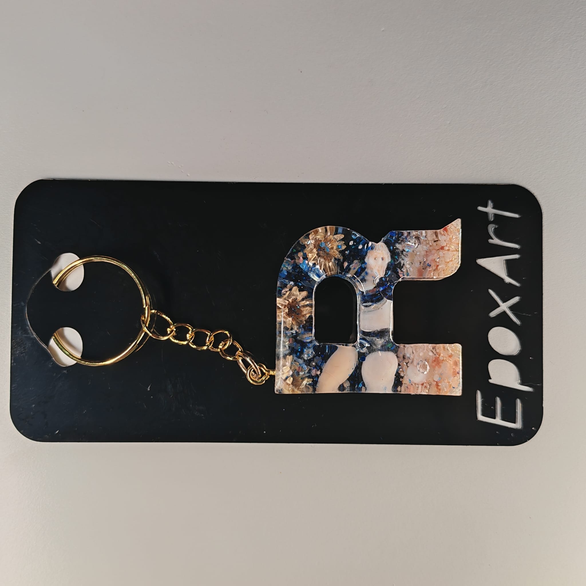 Porta-Chaves Letra R em Resina – Areia e Búzios Naturais - 6,50 € - PORTES GRÁTIS