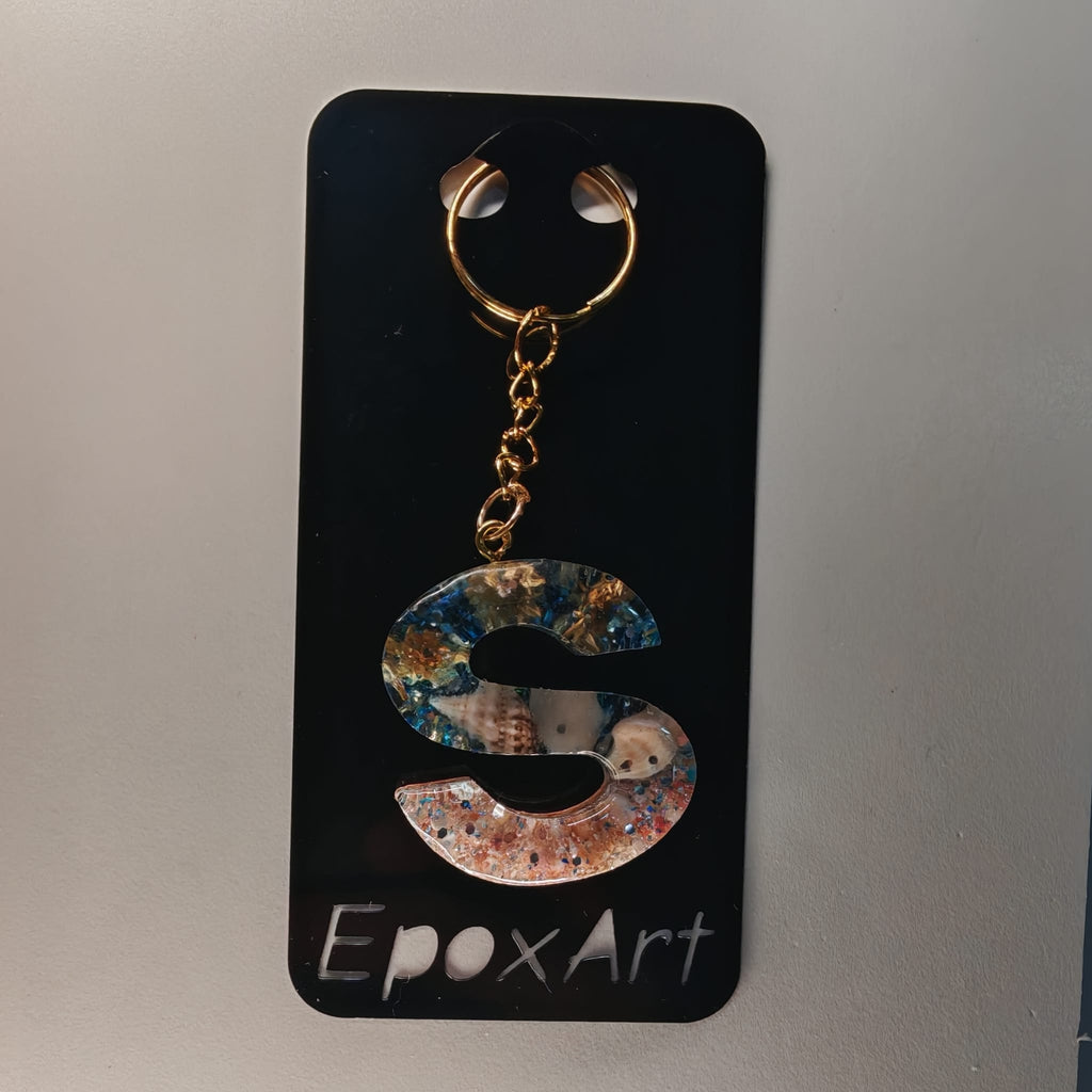Porta-chaves Letra S em Resina com Areia e Búzios – 6,50 € – PORTES GRÁTIS