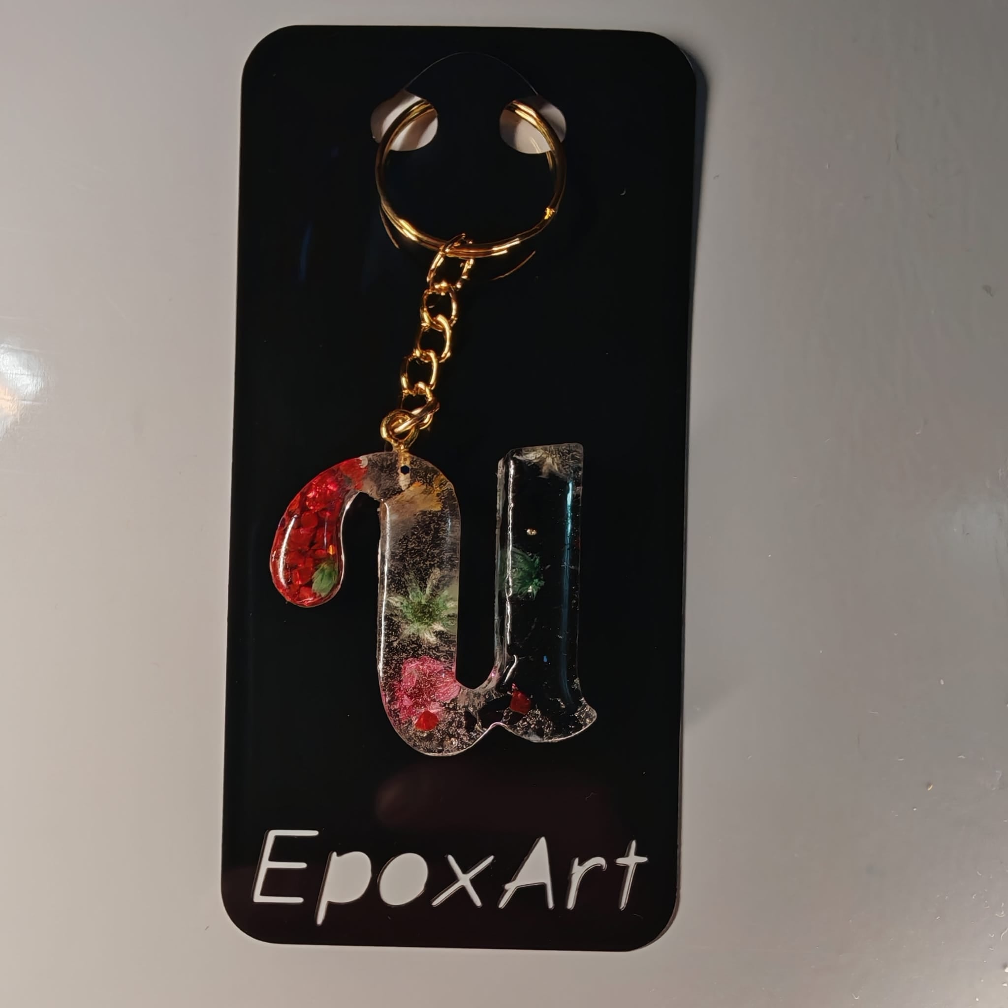 Porta-chaves Letra U – Preto & Transparente com Flores Naturais - 5,00 € - PORTES GRÁTIS