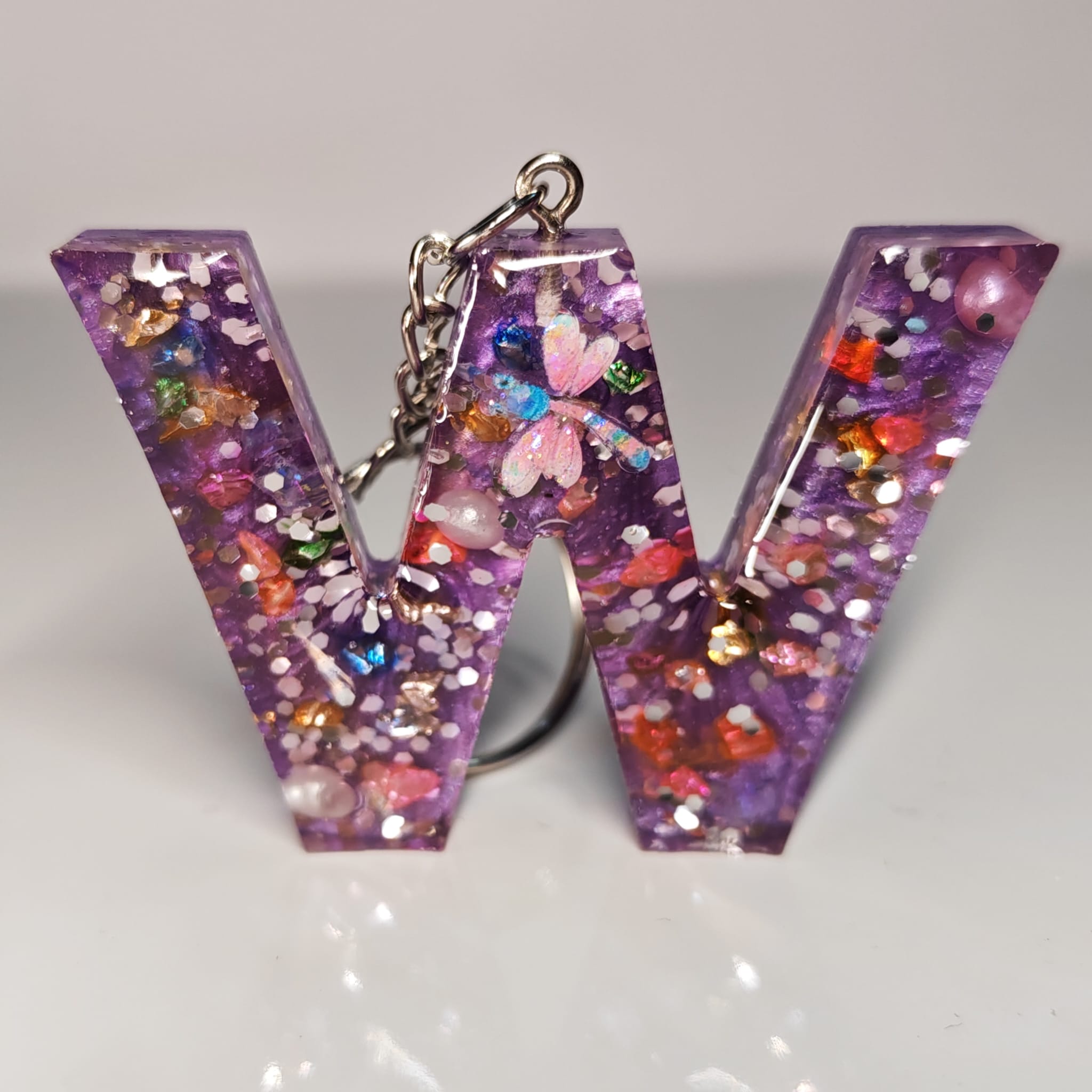 ✨ Porta chaves Letra W em Resina Roxa com Glitter e Borboleta — 5,00 € — PORTES GRÁTIS