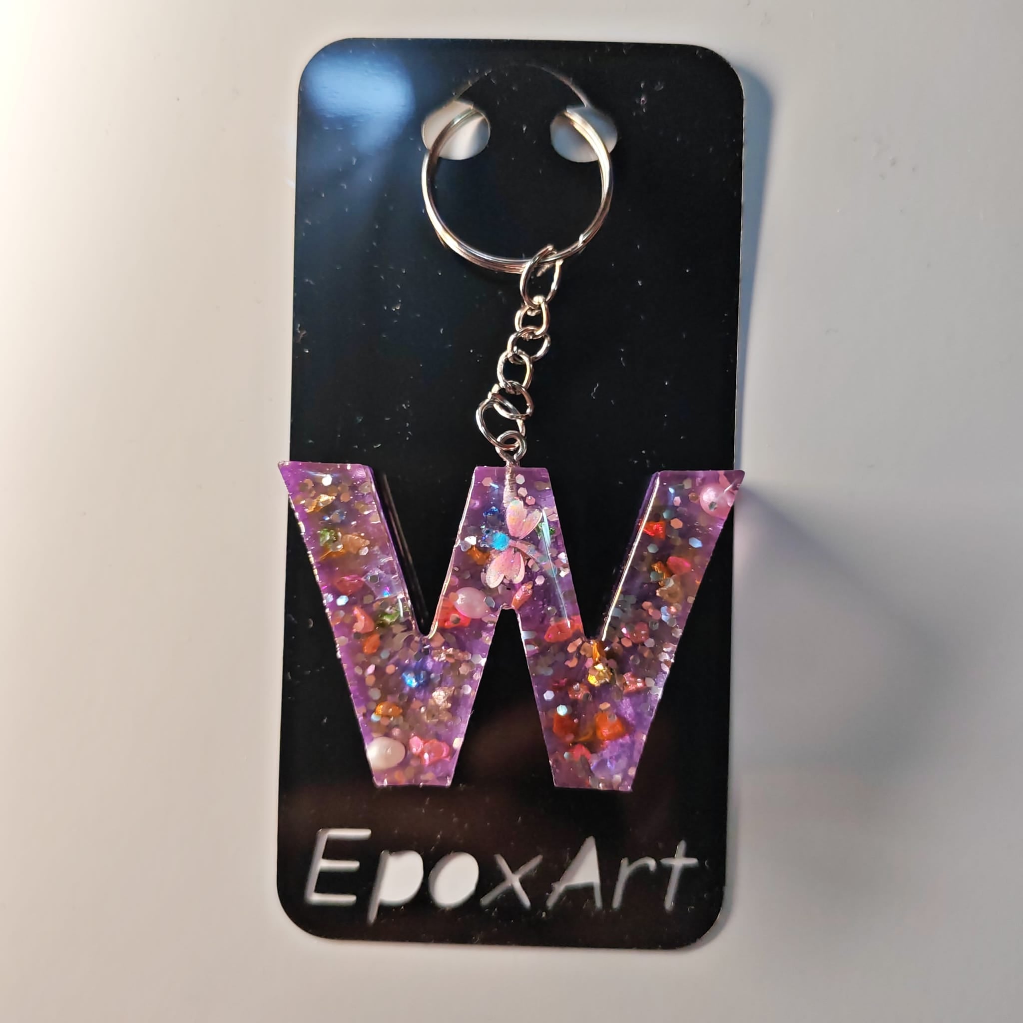 ✨ Porta chaves Letra W em Resina Roxa com Glitter e Borboleta — 5,00 € — PORTES GRÁTIS