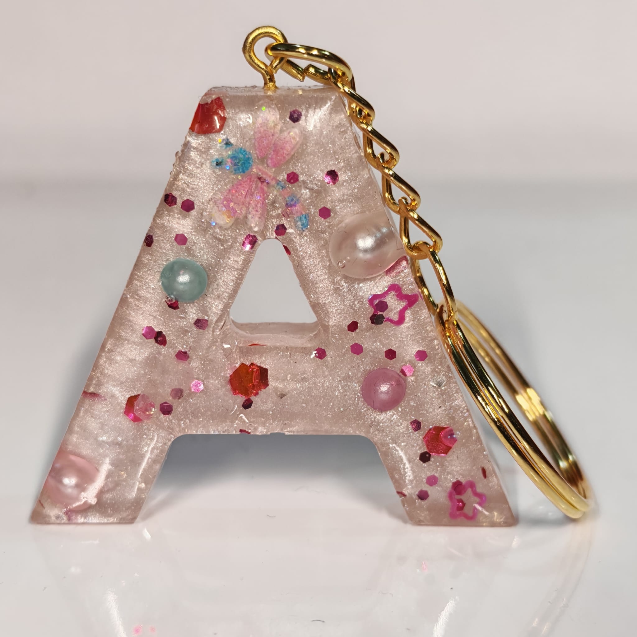 💖 Porta chaves Letra A em Resina com Pérolas e Borboleta - 5,00 € - PORTES GRÁTIS