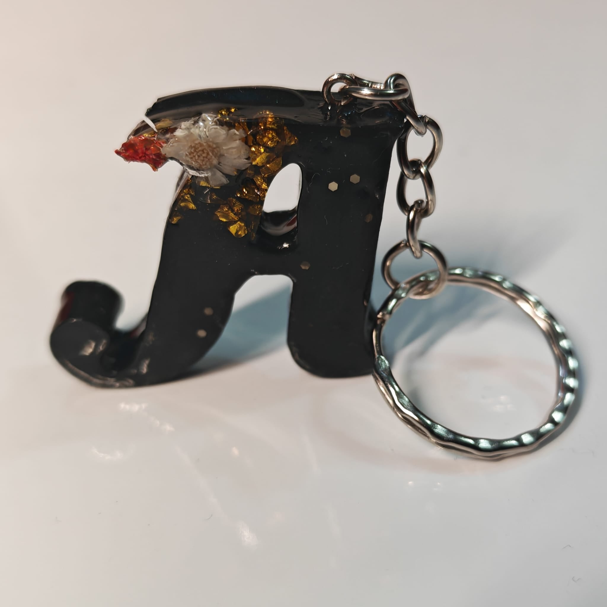 🖤 Porta chaves Letra A em Resina Preta com Flores Secas - 5,00 € - PORTES GRÁTIS