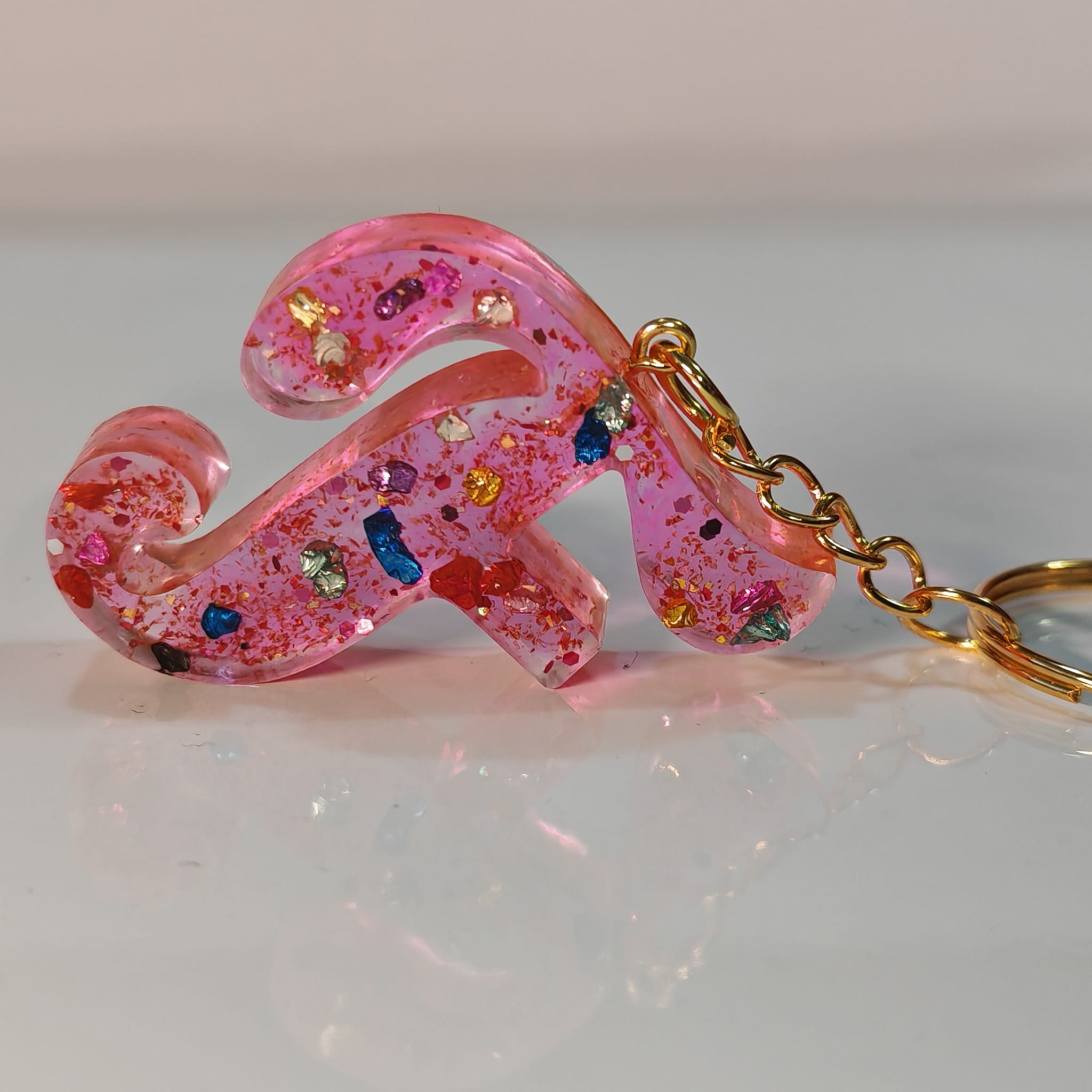 💗 Porta chaves Letra F em Resina Rosa com Brilhos Multicolor - 5,00 € - PORTES GRÁTIS