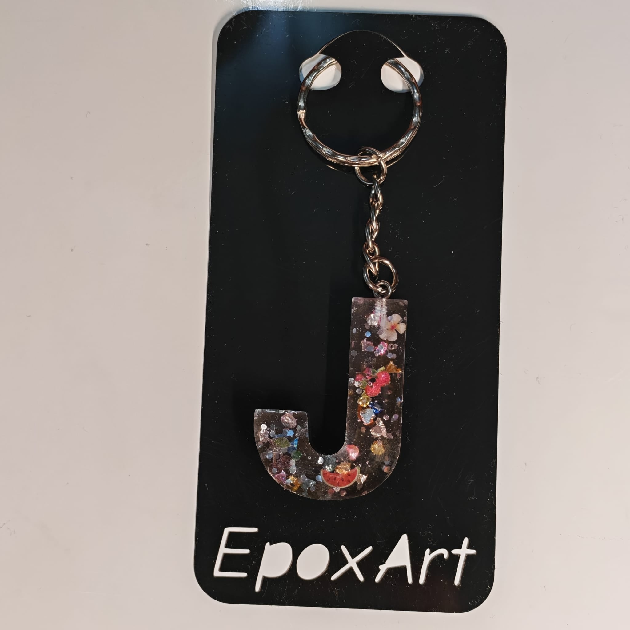 ✨ Porta chaves Letra J em Resina Transparente com Pedrinhas Coloridas - 5,00 € - PORTES GRÁTIS
