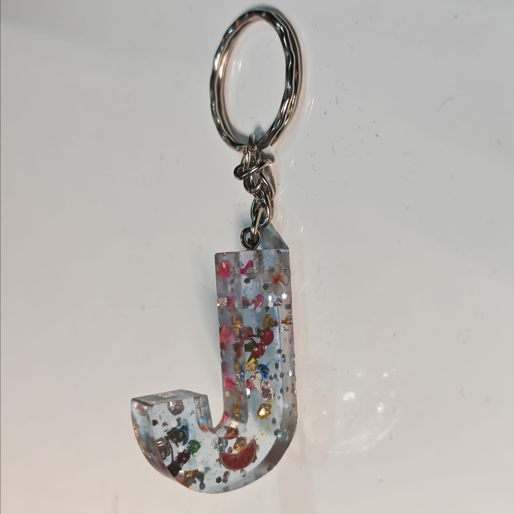 ✨ Porta chaves Letra J em Resina Transparente com Pedrinhas Coloridas - 5,00 € - PORTES GRÁTIS