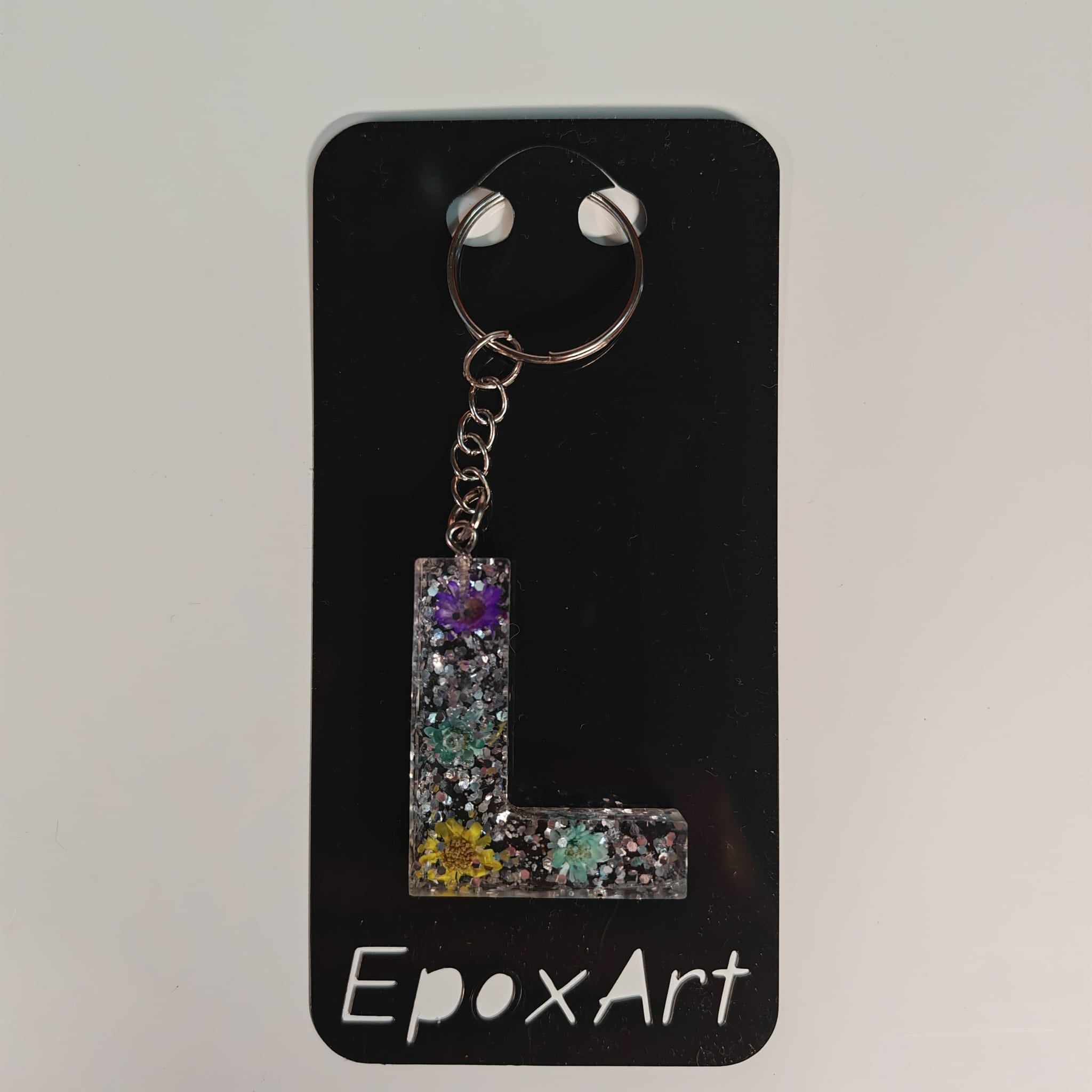 ✨ Porta chaves Letra L em Resina com Glitter Prateado e Flores Naturais - 5,00 € - PORTES GRÁTIS