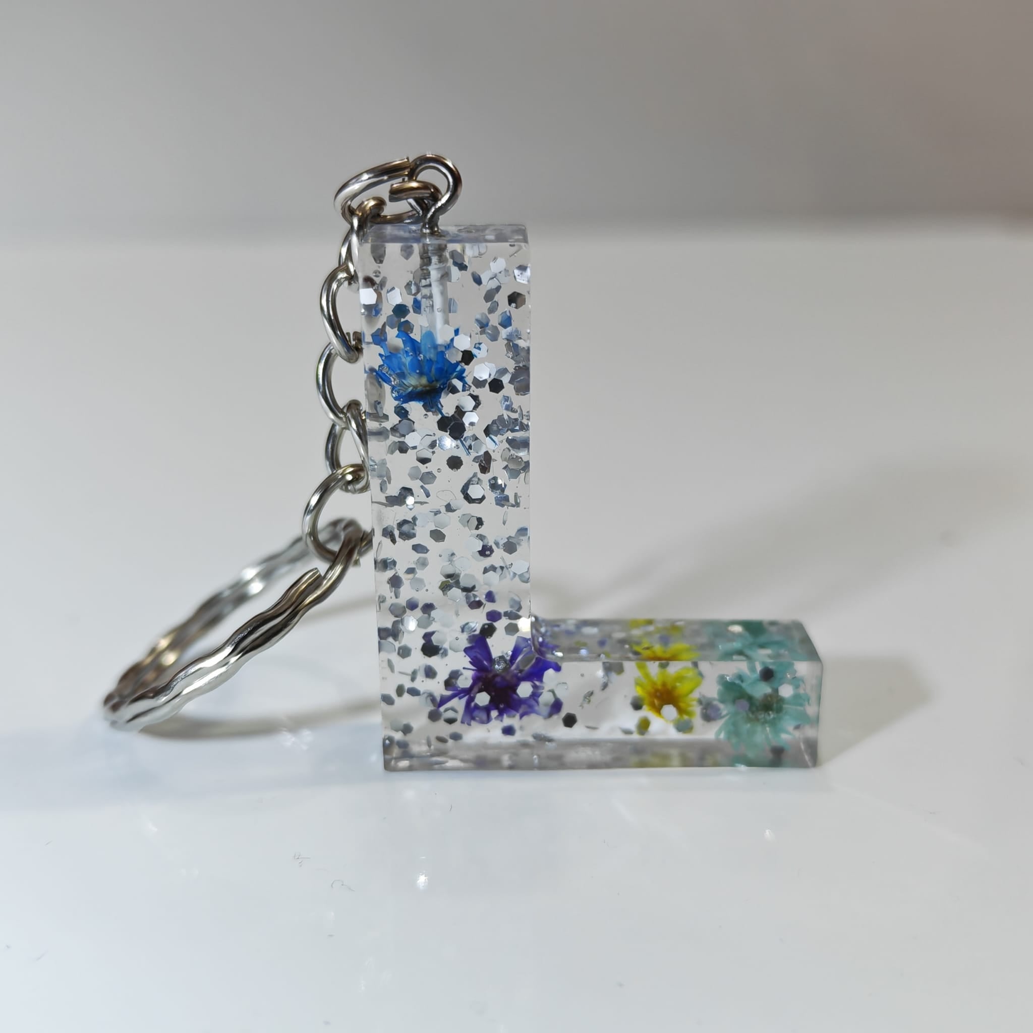 ✨ Porta chaves Letra L com Flores Naturais e Glitter Prateado - 5,00 € - PORTES GRÁTIS