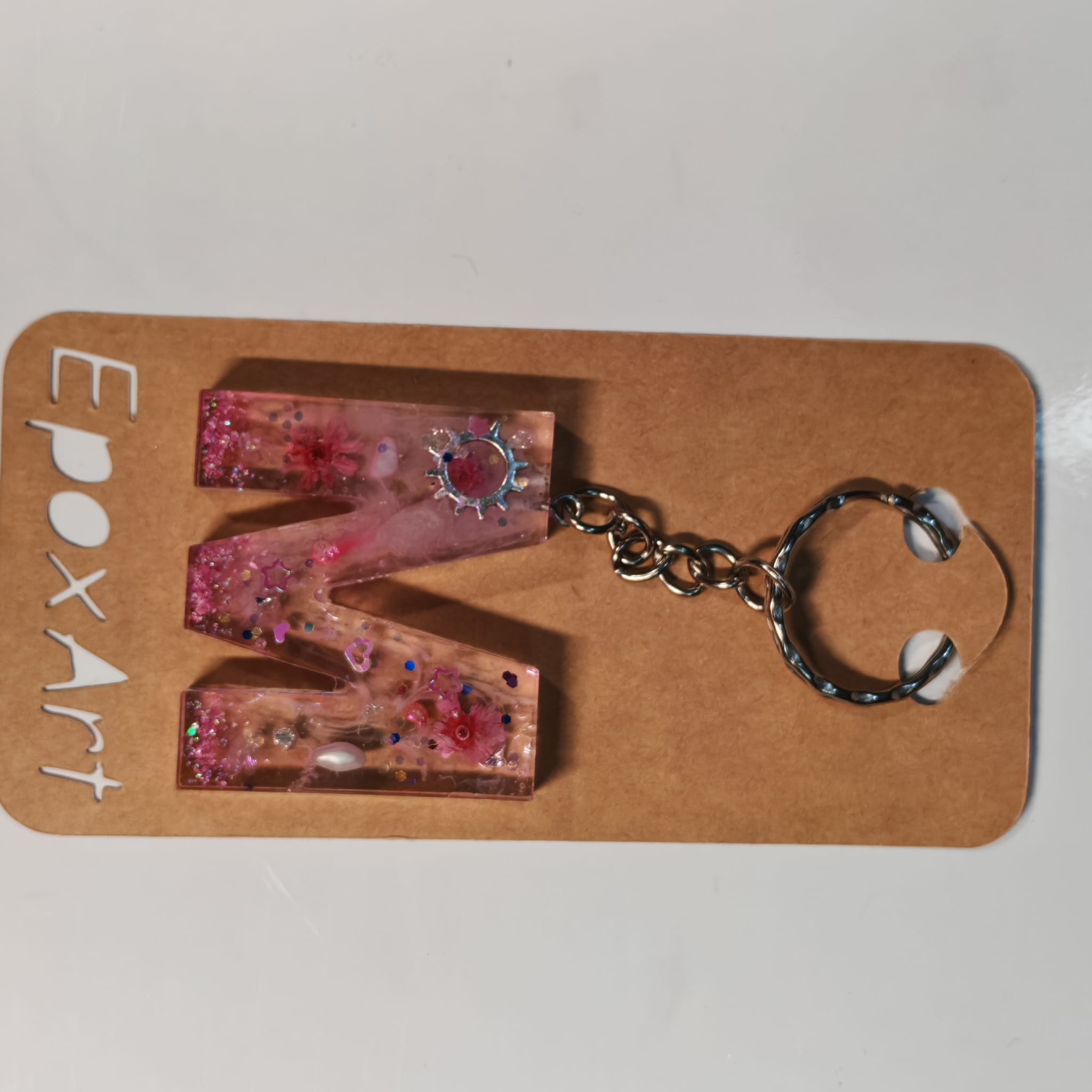 🌸 Porta chaves Letra M em Resina Rosa com Flores e Brilhos - 5,00 € - PORTES GRÁTIS