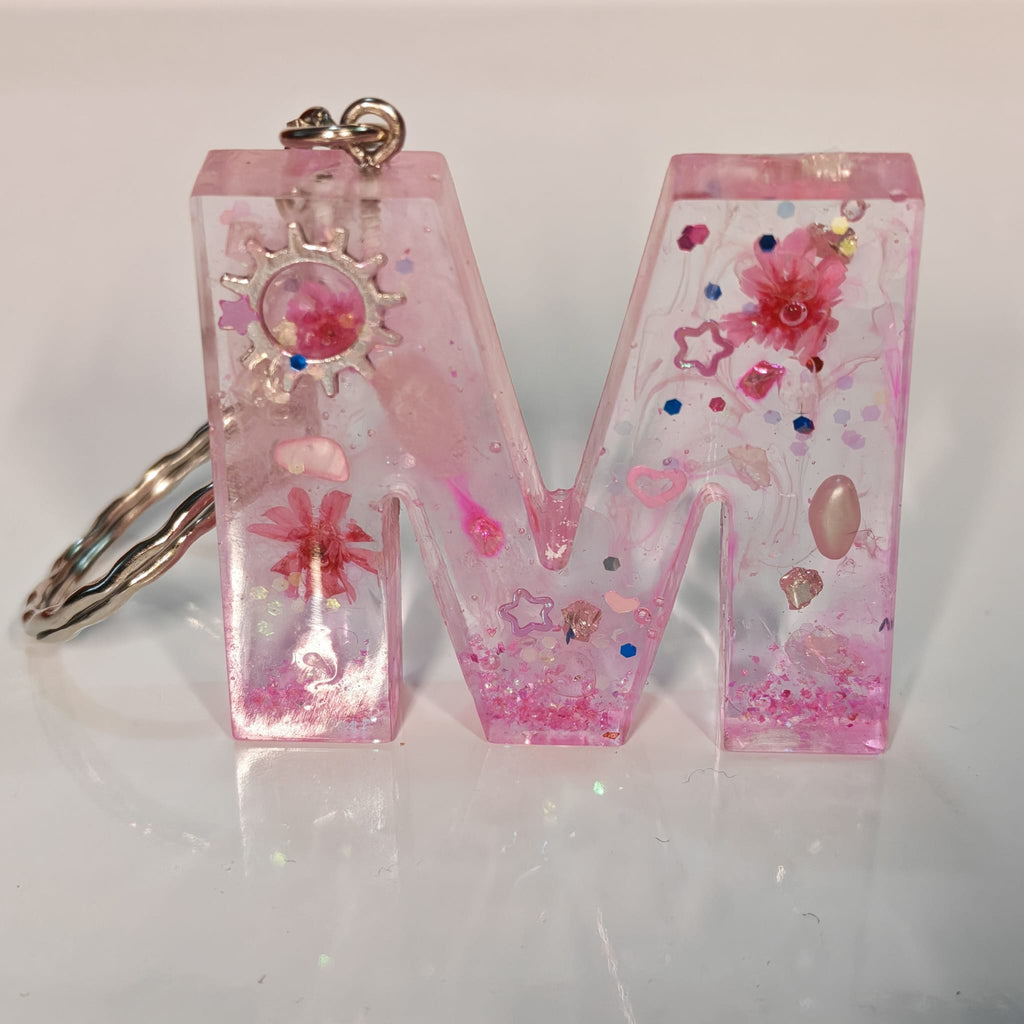 🌸 Porta chaves Letra M em Resina Rosa com Flores e Brilhos - 5,00 € - PORTES GRÁTIS