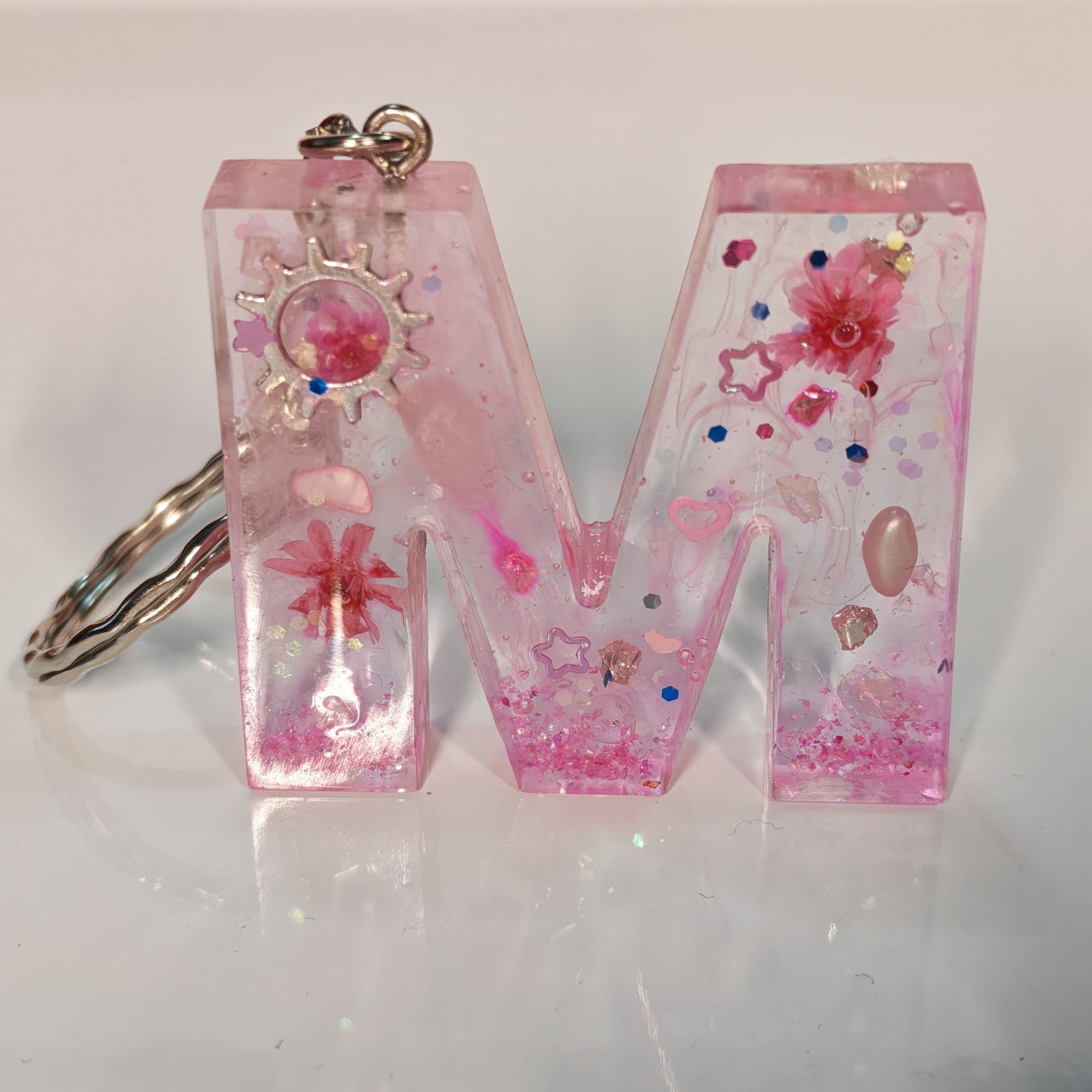 🌸 Porta chaves Letra M em Resina Rosa com Flores e Brilhos - 5,00 € - PORTES GRÁTIS