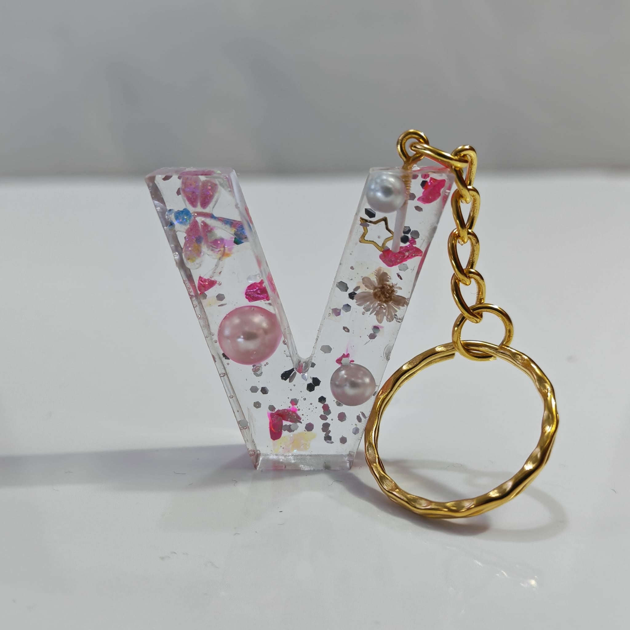 💖 Porta chaves Letra V em Resina com Pérolas e Detalhes Decorativos - 5,00 € - PORTES GRÁTIS