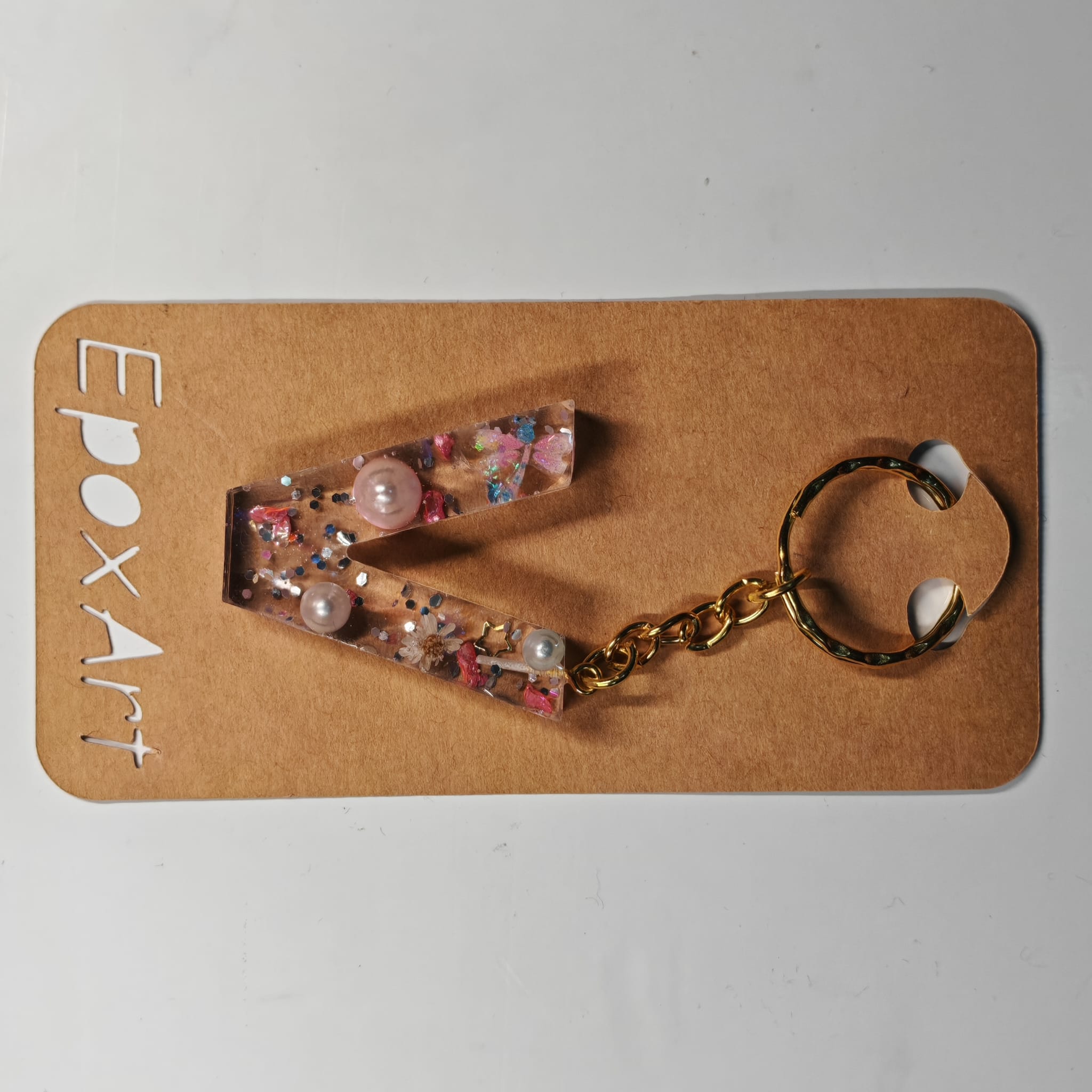 💖 Porta chaves Letra V em Resina com Pérolas e Detalhes Decorativos - 5,00 € - PORTES GRÁTIS