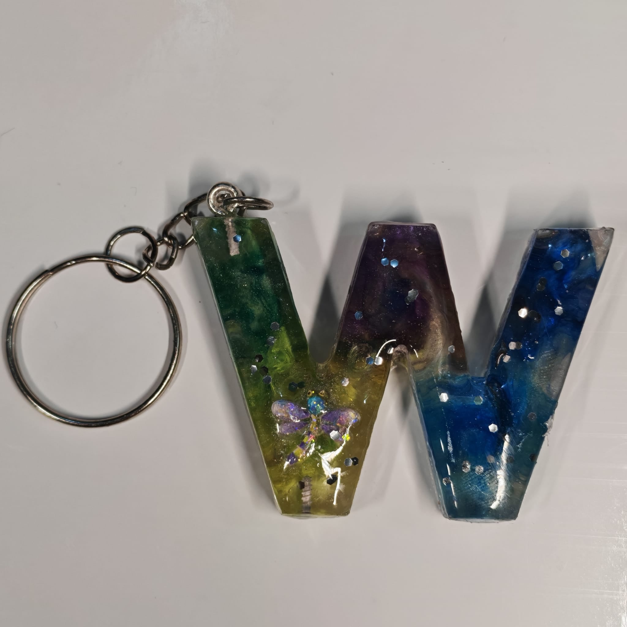 🌈 Porta chaves Letra W em Resina Multicolor com Brilhos - 5,00 € - PORTES GRÁTIS
